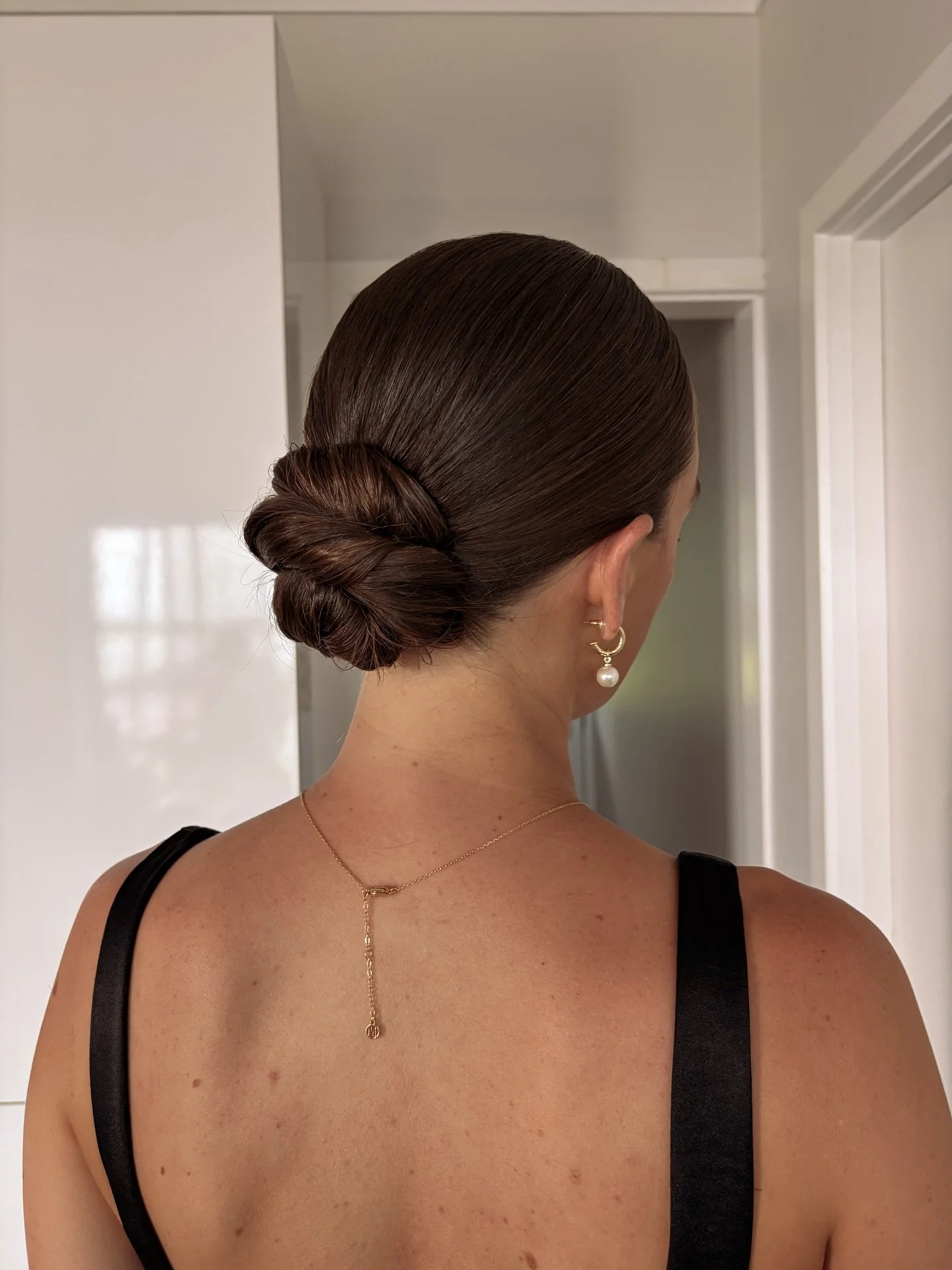A sleek bun never looked so elegant 😮&zwj;💨🤌🏼

💾 Save for your next bridesmaid inspo