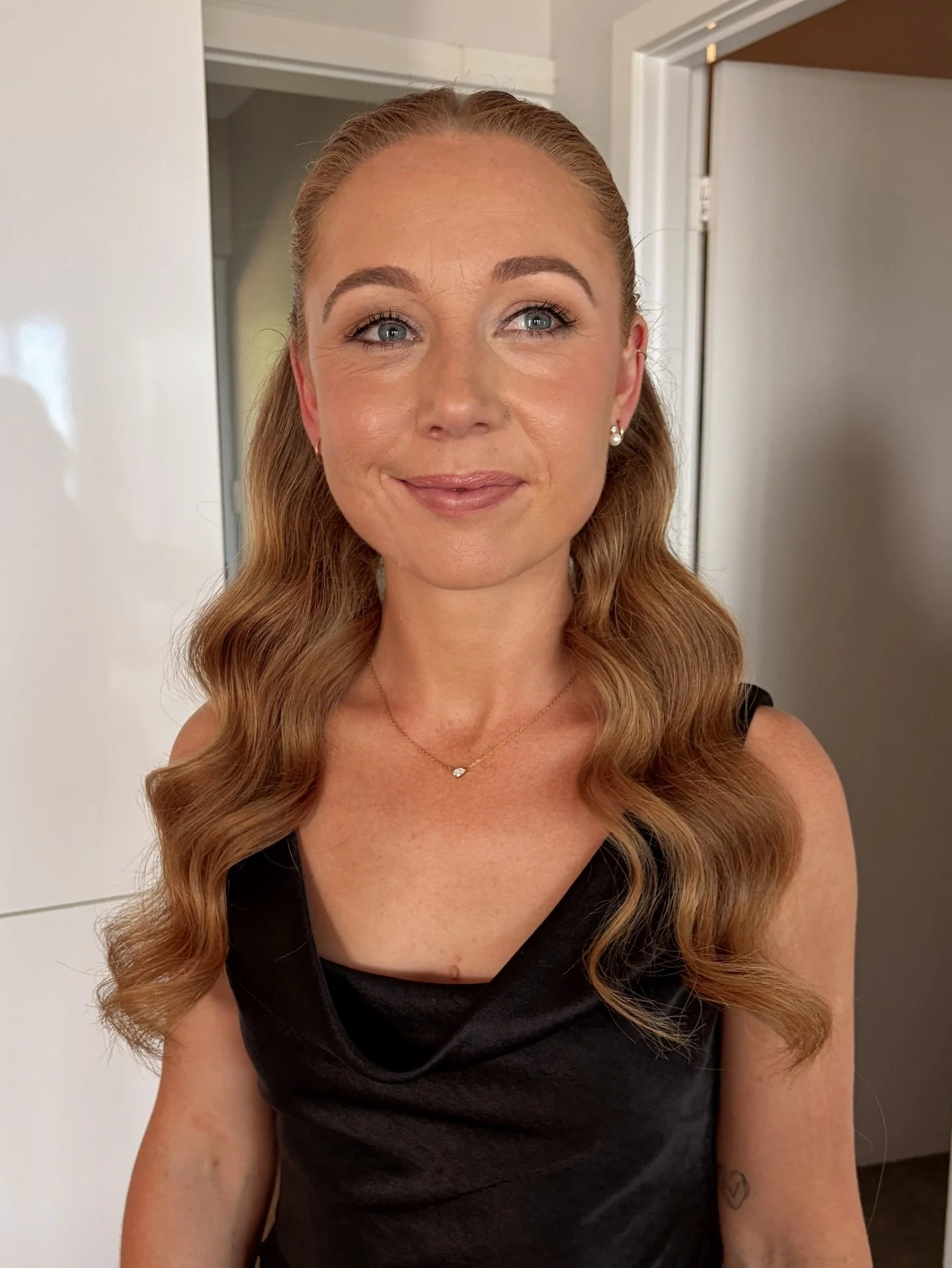 Soft, polished, and long-lasting for windy coastal days 🤍
How stunning is this sleek half up style on one of my bridesmaids this season. Ali&rsquo;s girls absolutely nailed the different but cohesive styles and I love everyone of them! 

Bridal Hair