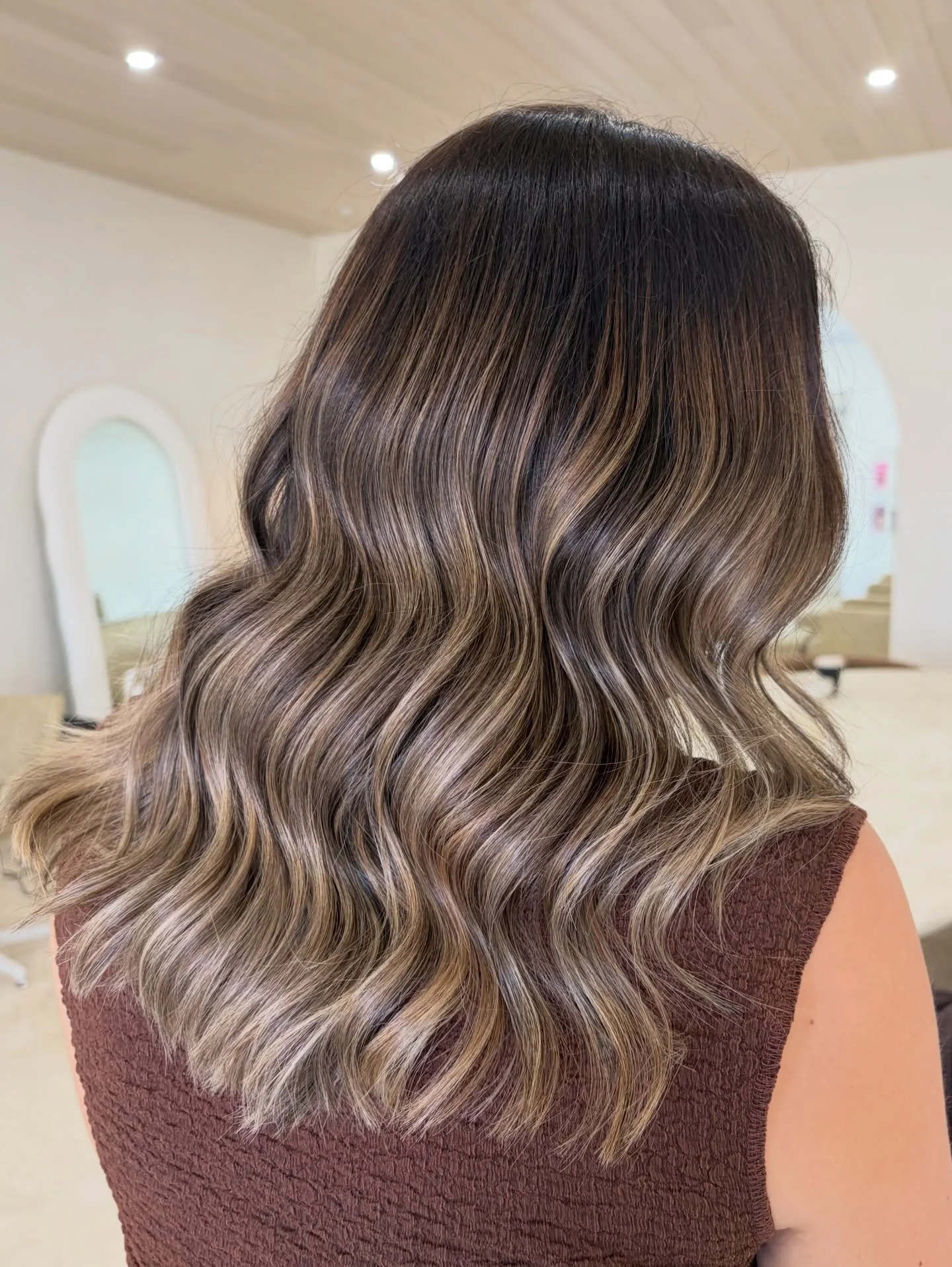 It&rsquo;s not often dark and coloured hair lifts this even and cleanly. 🤩 
When adding dimension into dark and coloured hair we have to work within the hairs barriers and our goals sometimes change. The end result isn&rsquo;t always achieved in one