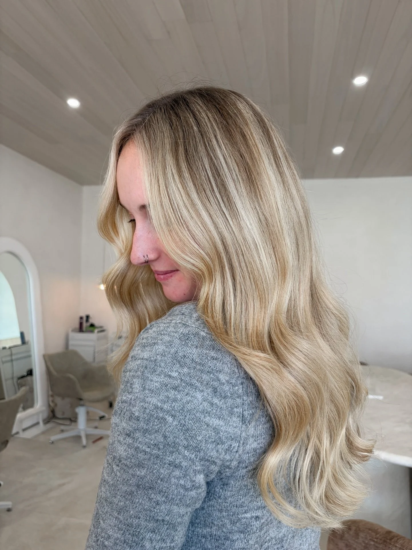 I&rsquo;m sorry, WHAT?! 🔥 
These luscious locks have me in a choke hold 🥹

Lived in with natural dimension for the easy grow out.

#livedinblonde