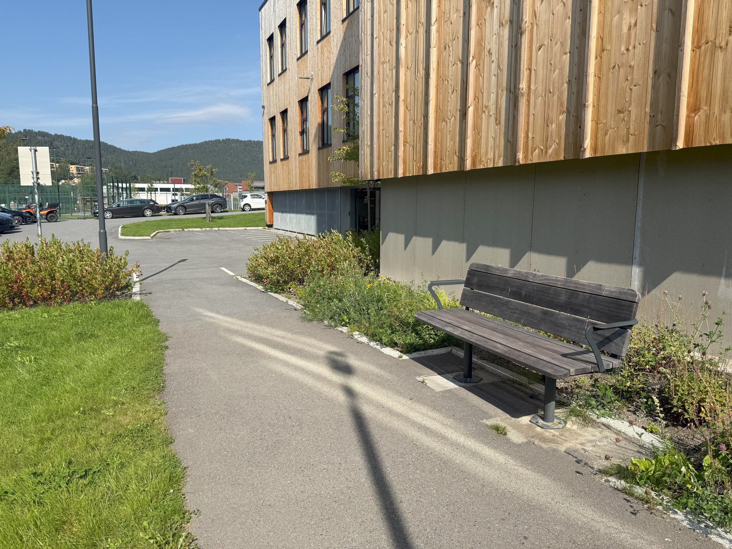 SOL benk med armlener, fotplate