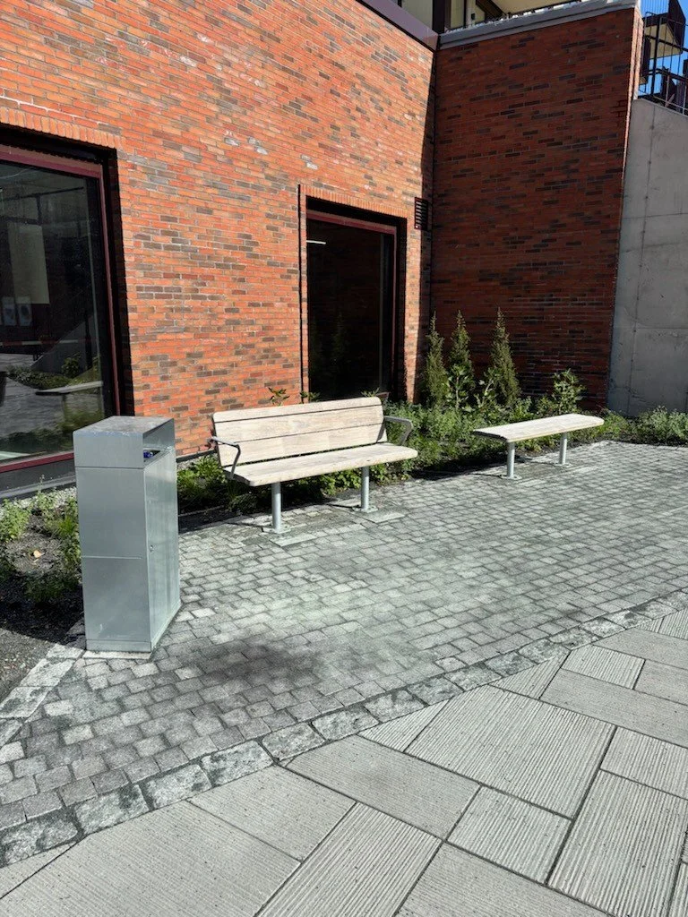 33 avfallsbeholder, SOL benk med armlener og SOL krakk