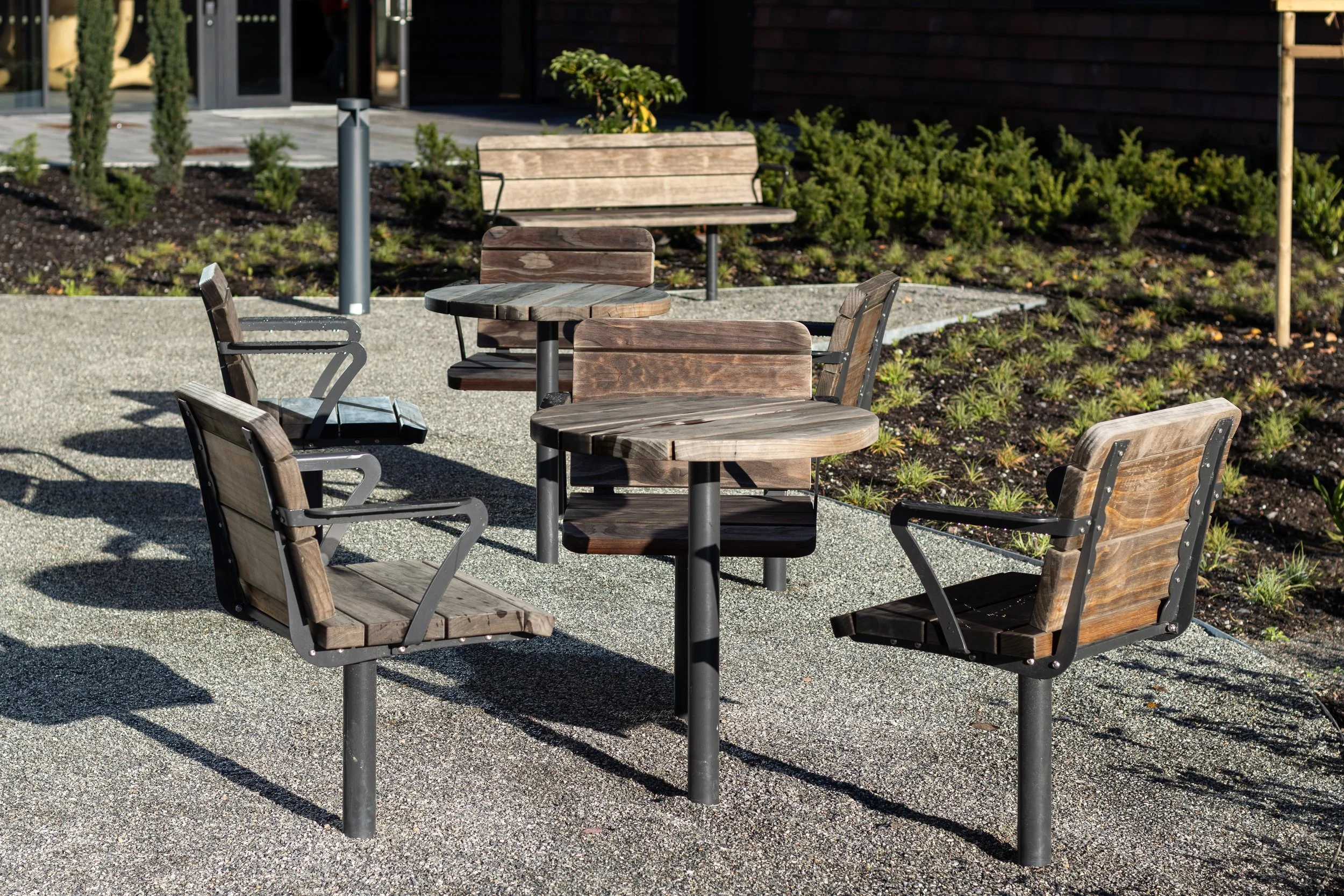 SOL stol høy rygg med armlener og SOL rundt bord Ø660