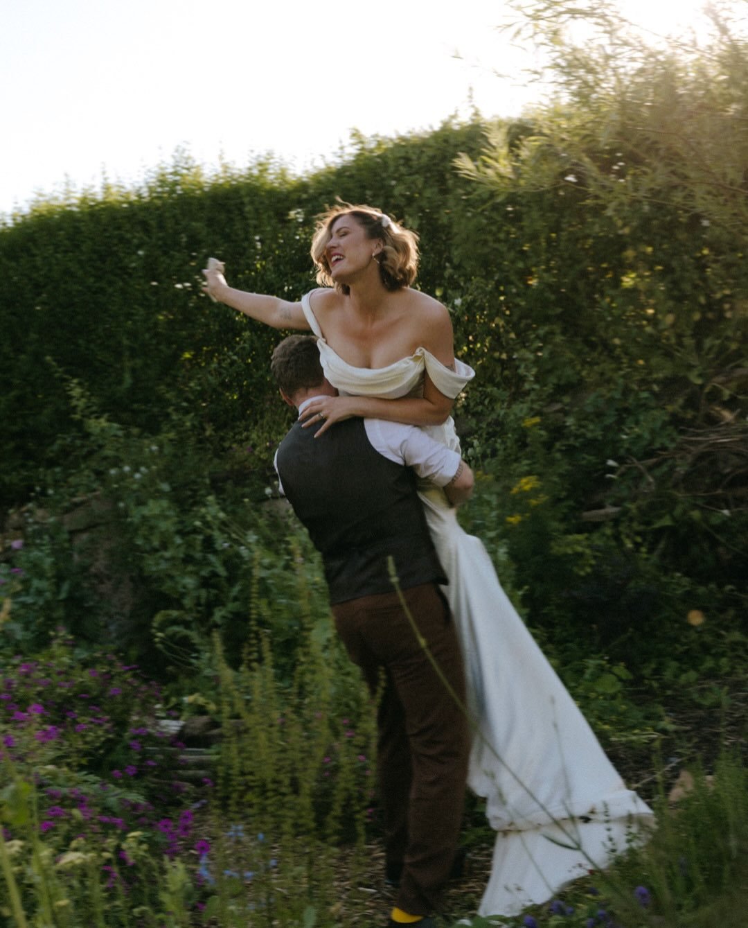 Ok so here&rsquo;s the thing, I had no idea how to collate 20 slides to communicate the absolute effervescence that was Jen &amp; Adam&rsquo;s wedding day at @summerhillbowlingclub - but I&rsquo;ve given it a good shot.

Sweat dripping down beer bott