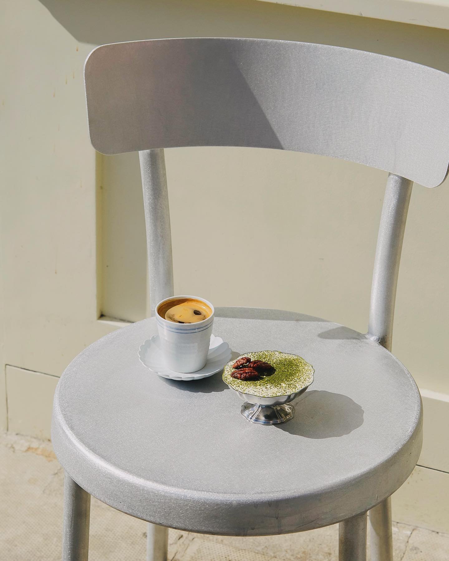 At 156 Portobello Road, you can slide off the market street into the serene dream that is the new @holycarrotrestaurant. @chefdanielwatkins serves up veg focused dishes that are out of this world 🥕 🌍 Thank you @irinalinovich and @mattmartin98 for i