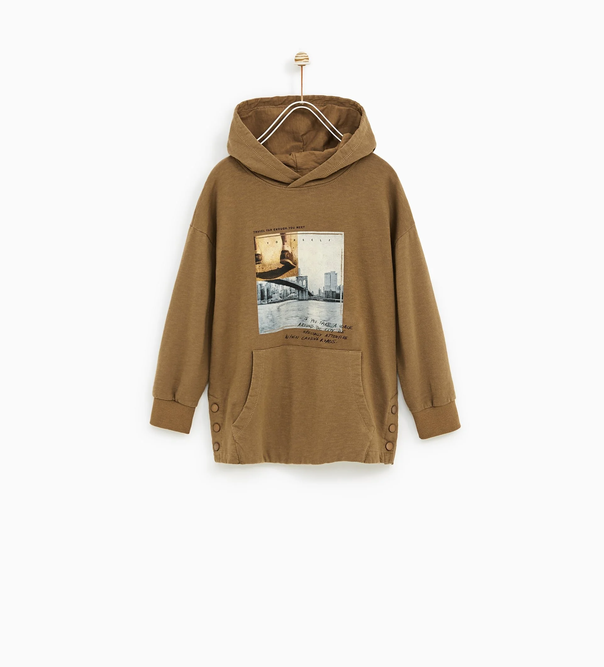 Zara Boys · Hoodie bolsillo canguro con detalles laterales print city.