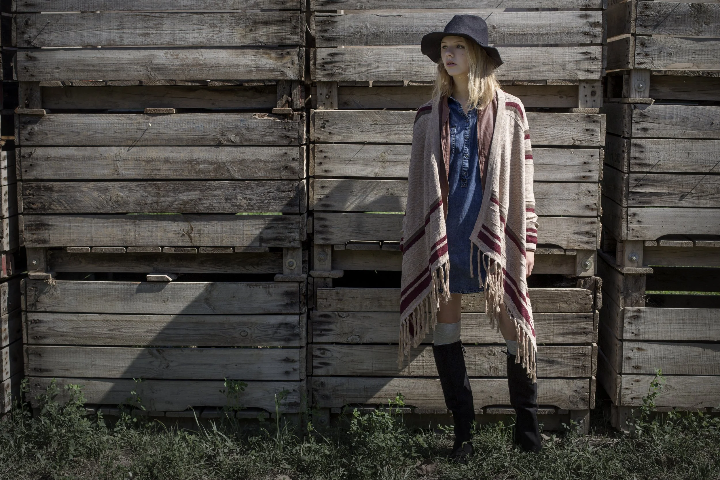 Shana Tricot · Poncho bajo flecos. BGD.
