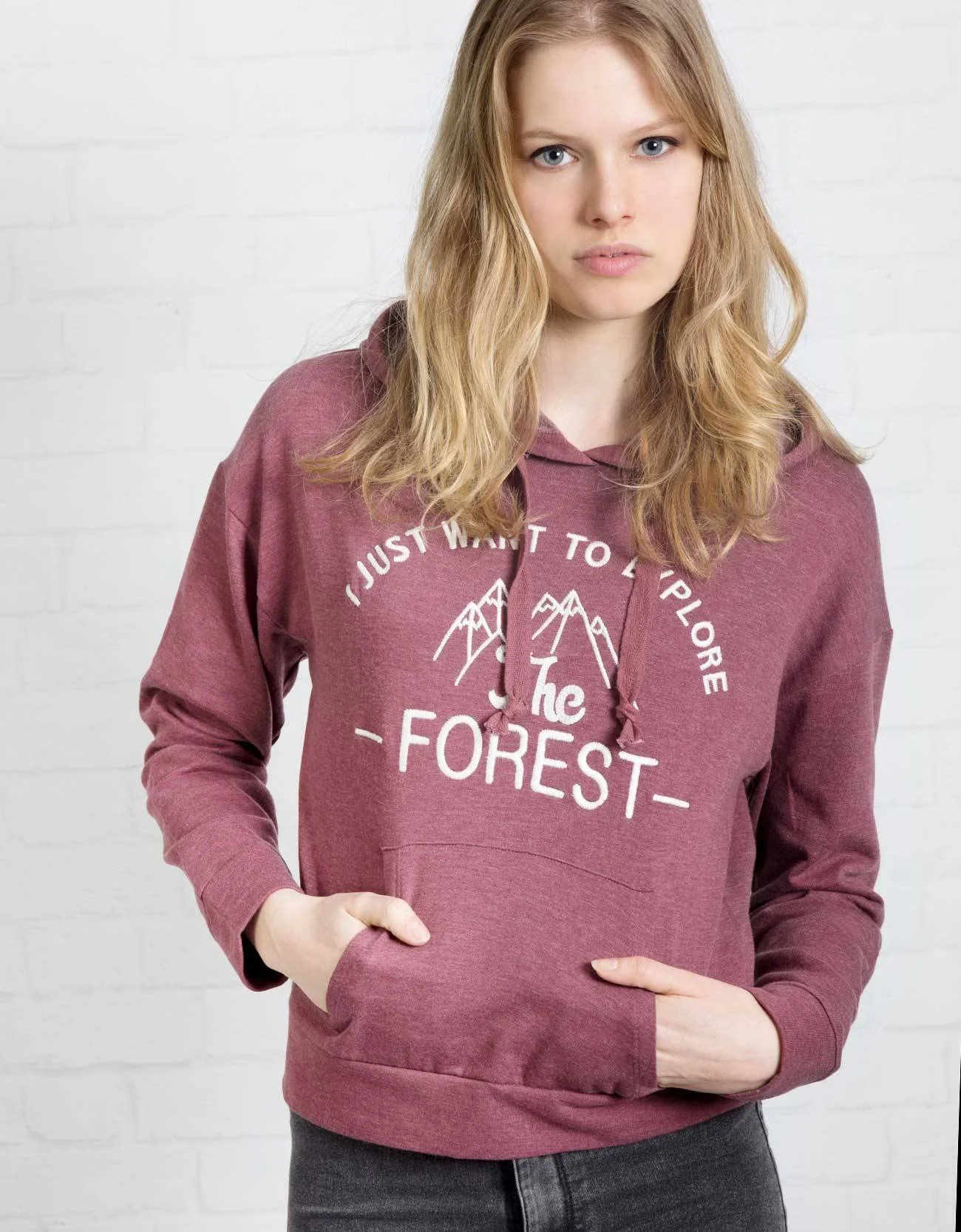 Shana Felpa · Hoodie canguro bordado forest. BGD.