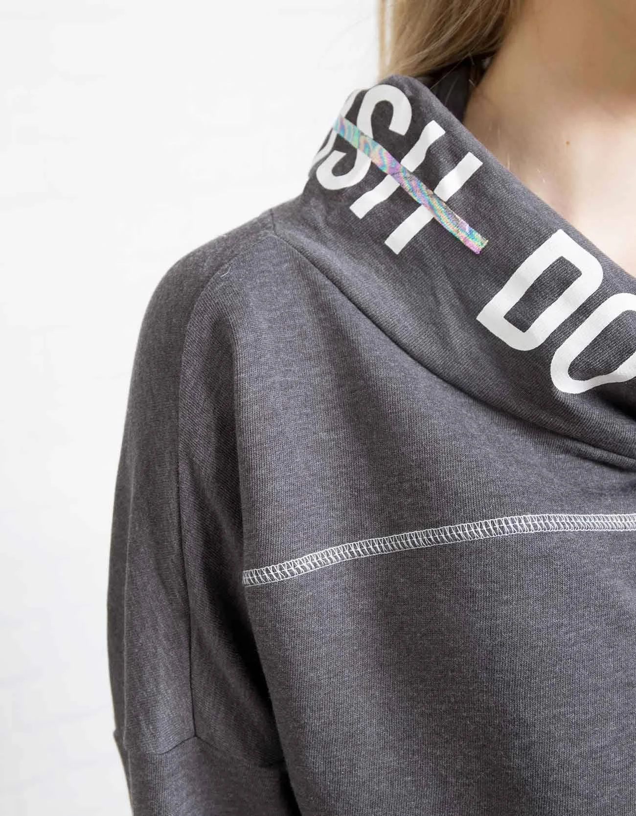 Shana Felpa · -Sudadera fluida cuello chimenea. BGD.