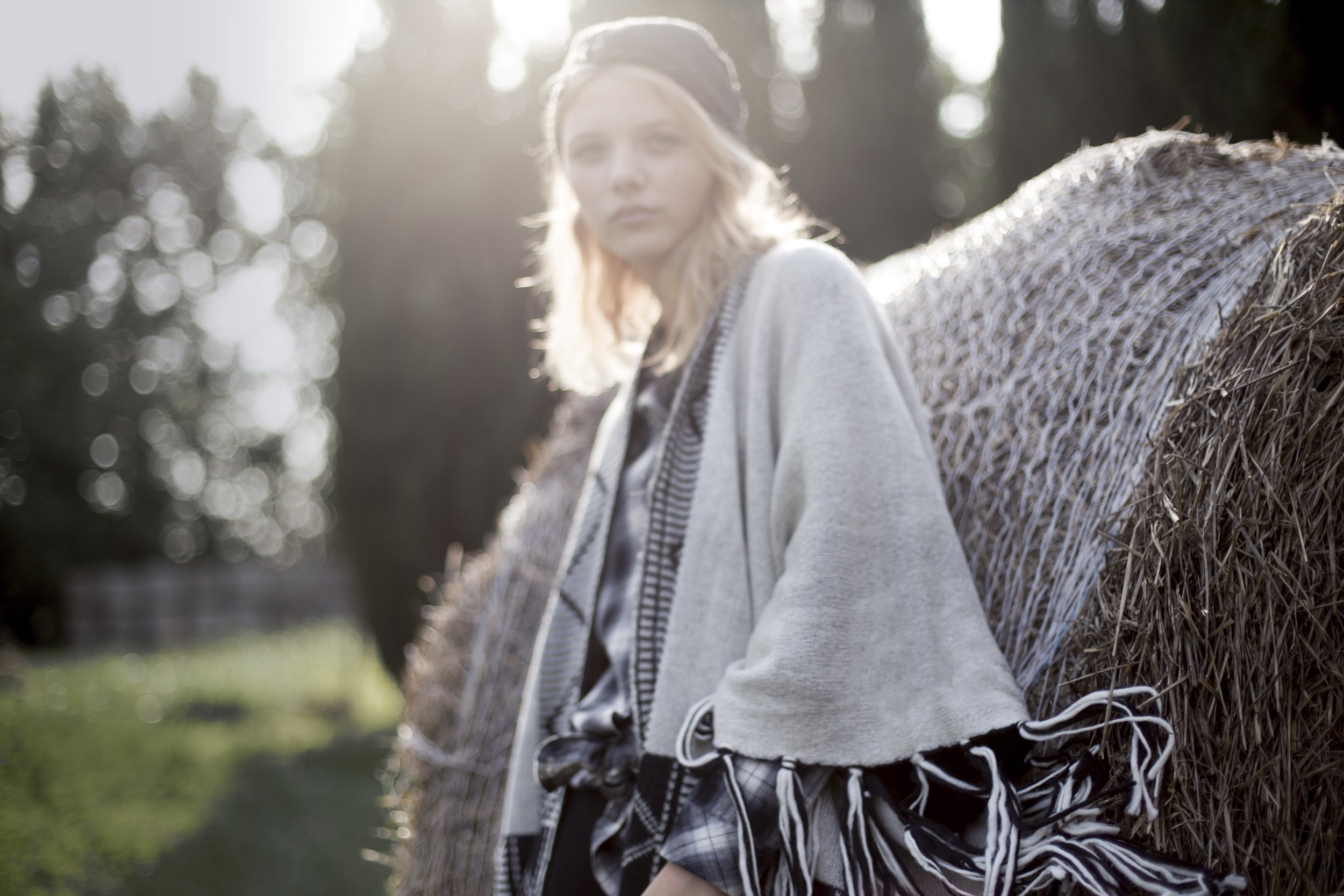 Shana Tricot · Poncho bajo flecos. ESP.