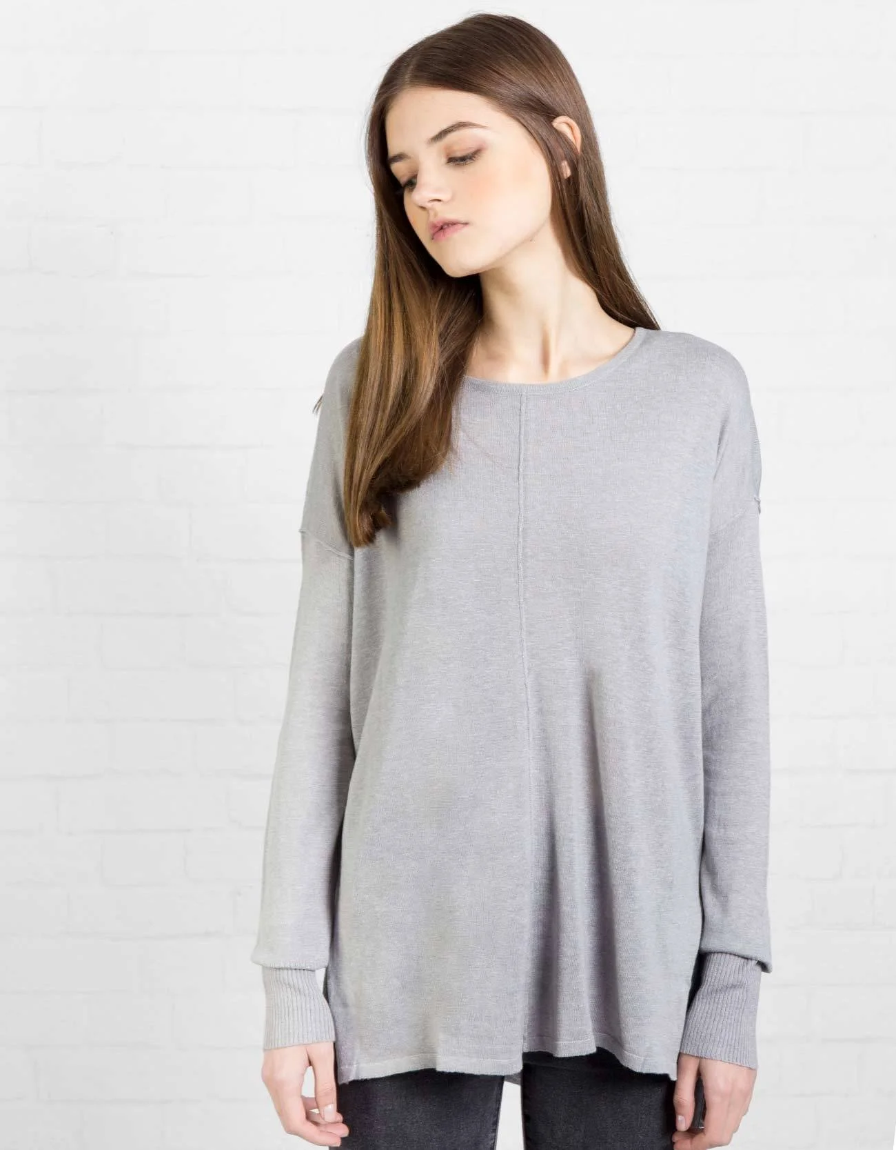 Shana Tricot · Jersey lijero oversize con costura central y puños ajustados. BGD.