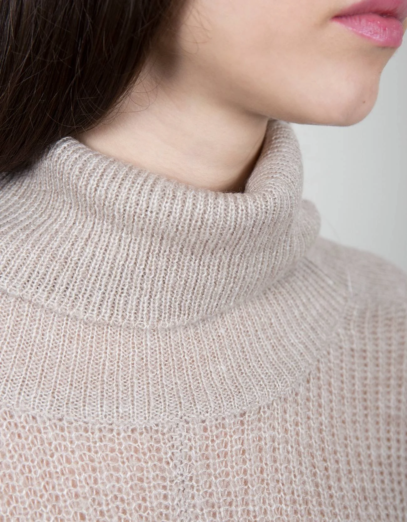 Shana Tricot · Poncho cuello alto. BGD.
