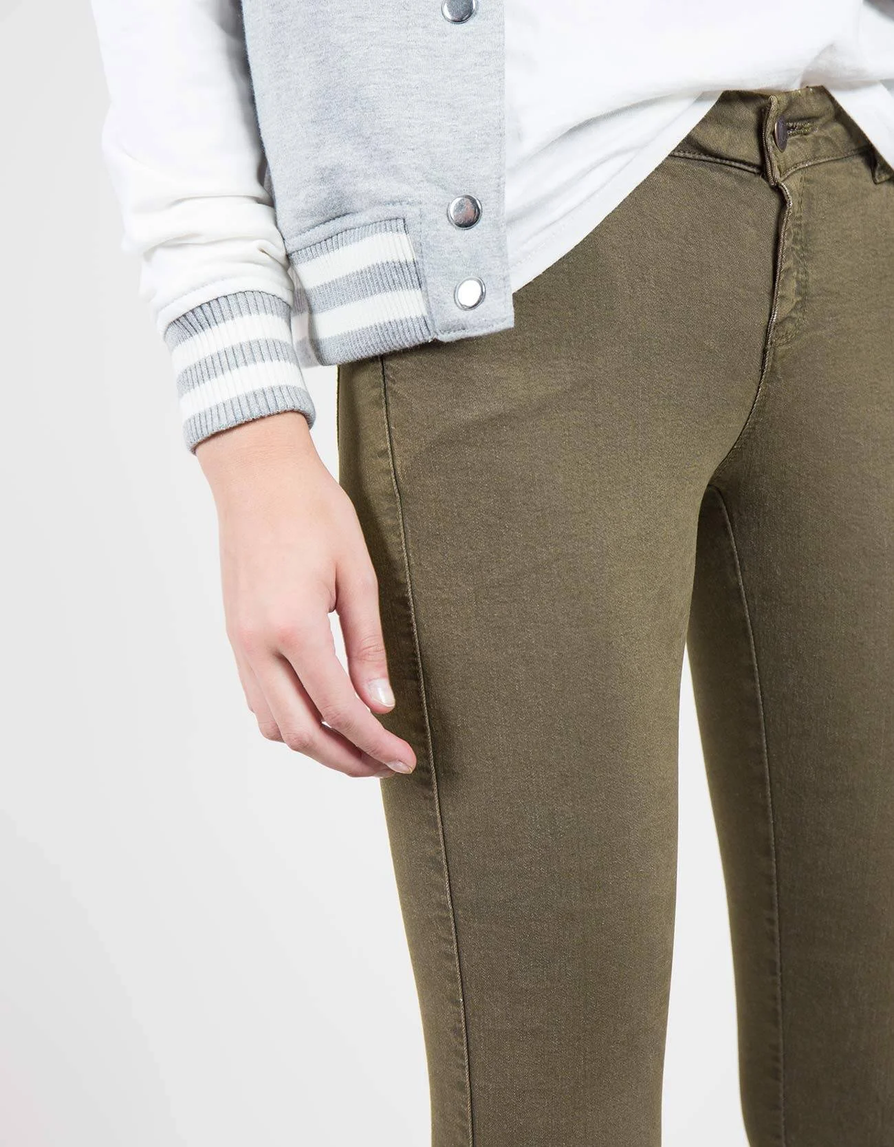 Shana Sarga · Pantalón sarga 10 col. tinte en prenda. BGD.