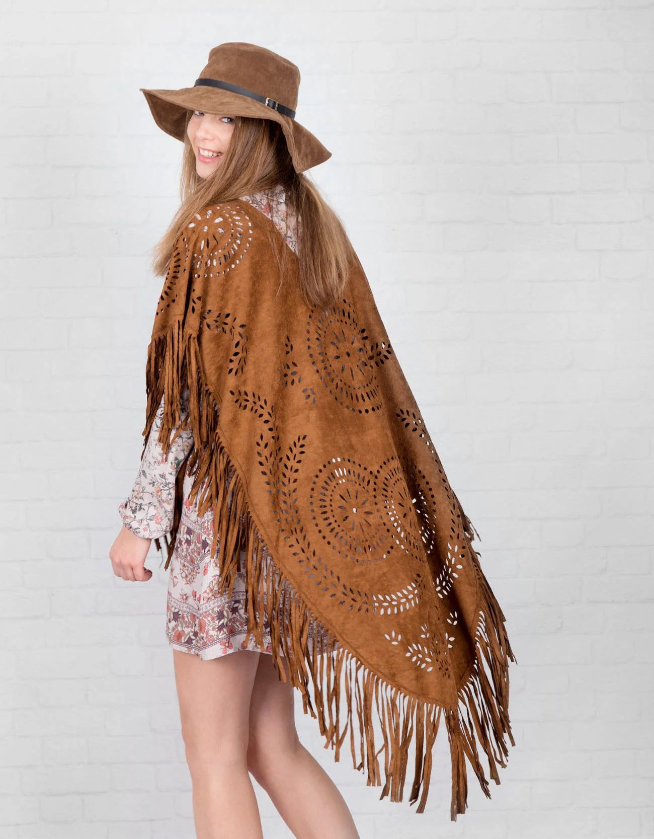 Shana Tops · Poncho troquelado antelina flecos. CHN