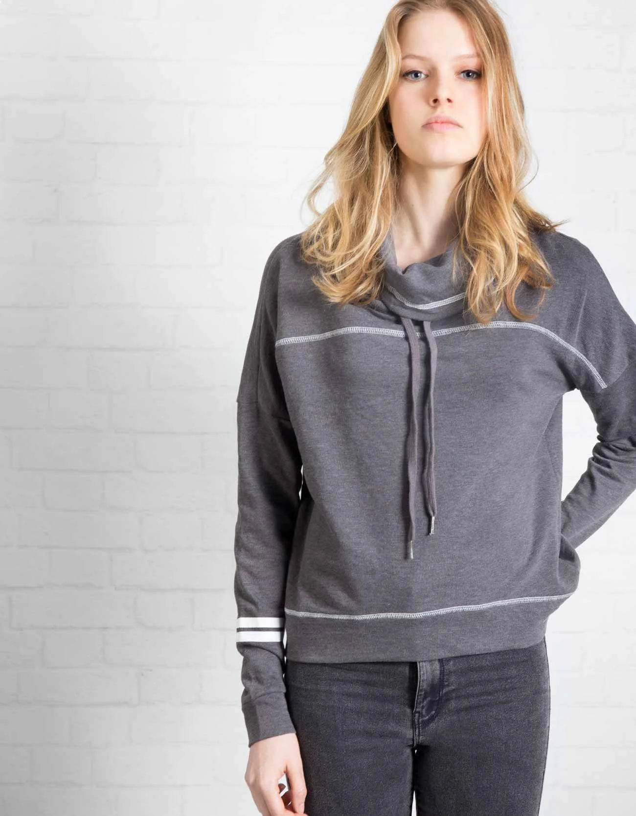 Shana Felpa · -Sudadera fluida cuello chimenea. BGD.