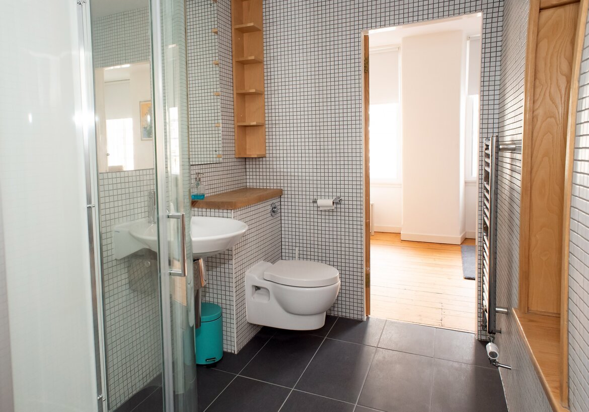 int-bathroom2.jpeg