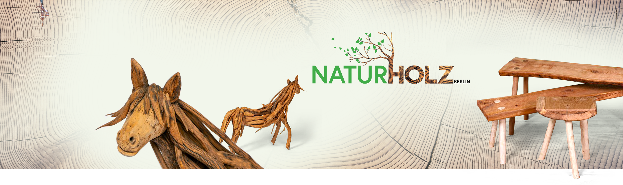Holzskulpturen von Pferden und Holzbank auf Holzhintergrund mit "Naturholz Berlin"-Logo.