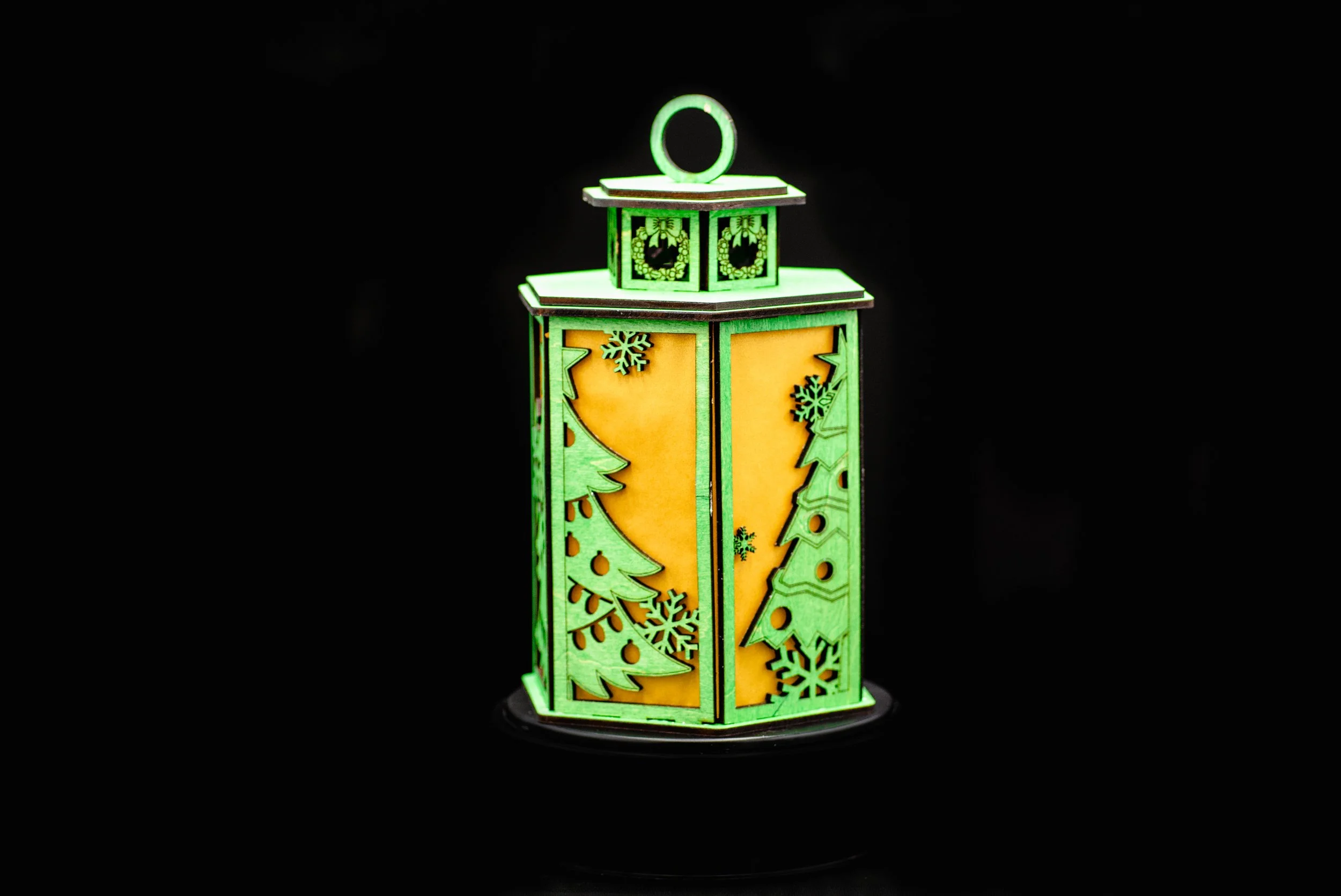 SIX-SIDED GREEN CHRISTMAS LANTERN-3.jpg