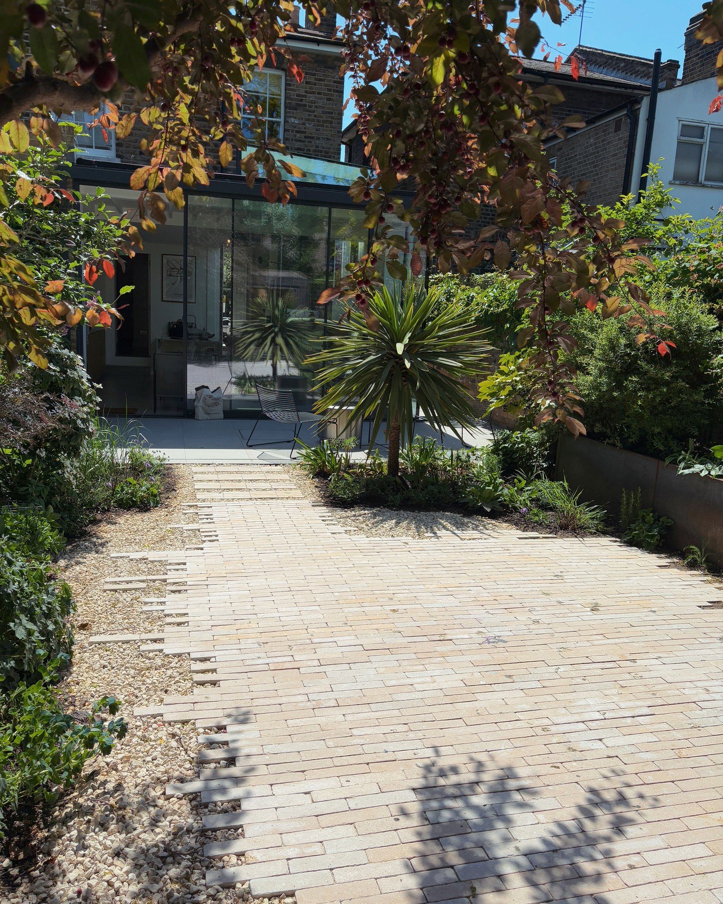 A garden for morning coffees, slow afternoons, and everything in between.

London Fields is a layered, light-filled space designed to feel timeless and generous. Soft lines, thoughtful materials, and a mix of textures give it warmth and rhythm throug