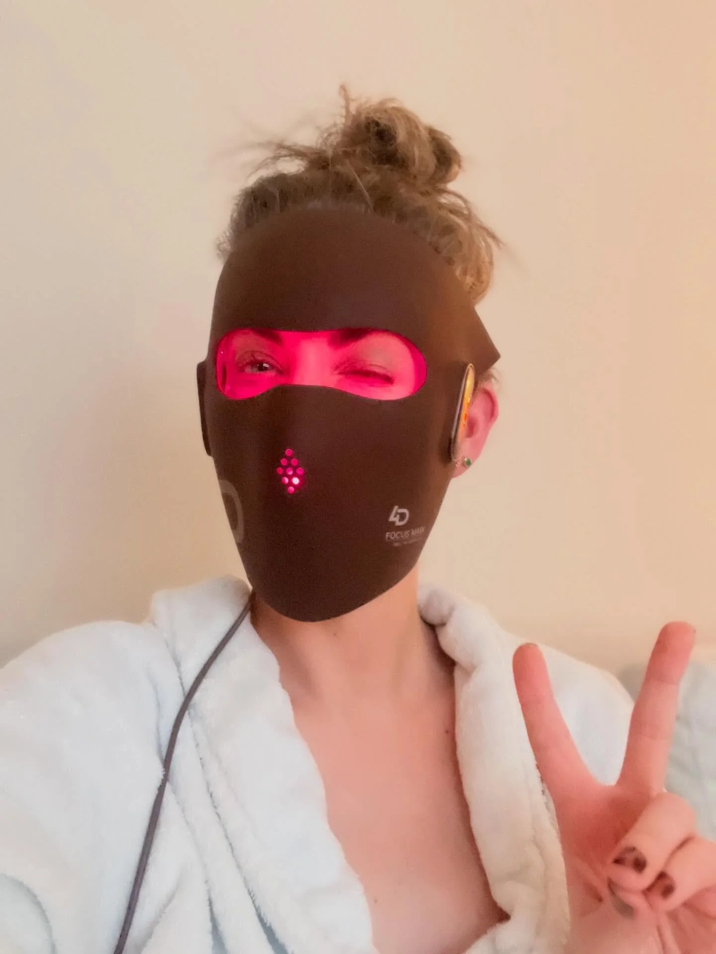 🧴💄🫧 Testing modus = in full swing! De jury zit er middenin: smeren, sprayen, swatchen, ruiken en voelen&hellip; Geloof ons: we komen handen, armen (en soms geduld;)) tekort! Van skincare tot haircare, van make-up tot treatments en alles daartussen