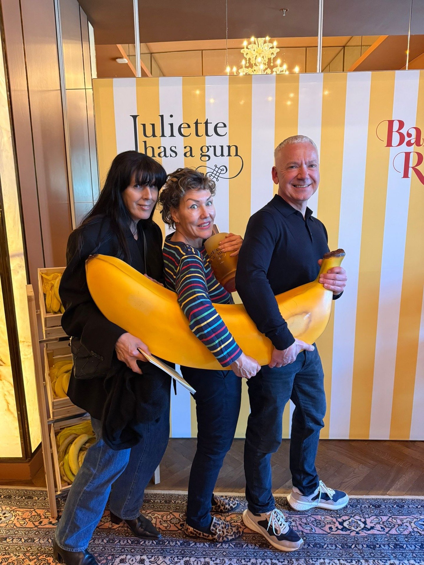 💄👀✨ Behind the beauties&hellip; Never a dull moment in het leven van onze jury. Deze week doken we in de wereld van @juliettehasagun. En we kunnen je &eacute;&eacute;n ding vertellen: deze nieuwe geur is &eacute;cht bananas, maar dan op de allerlek