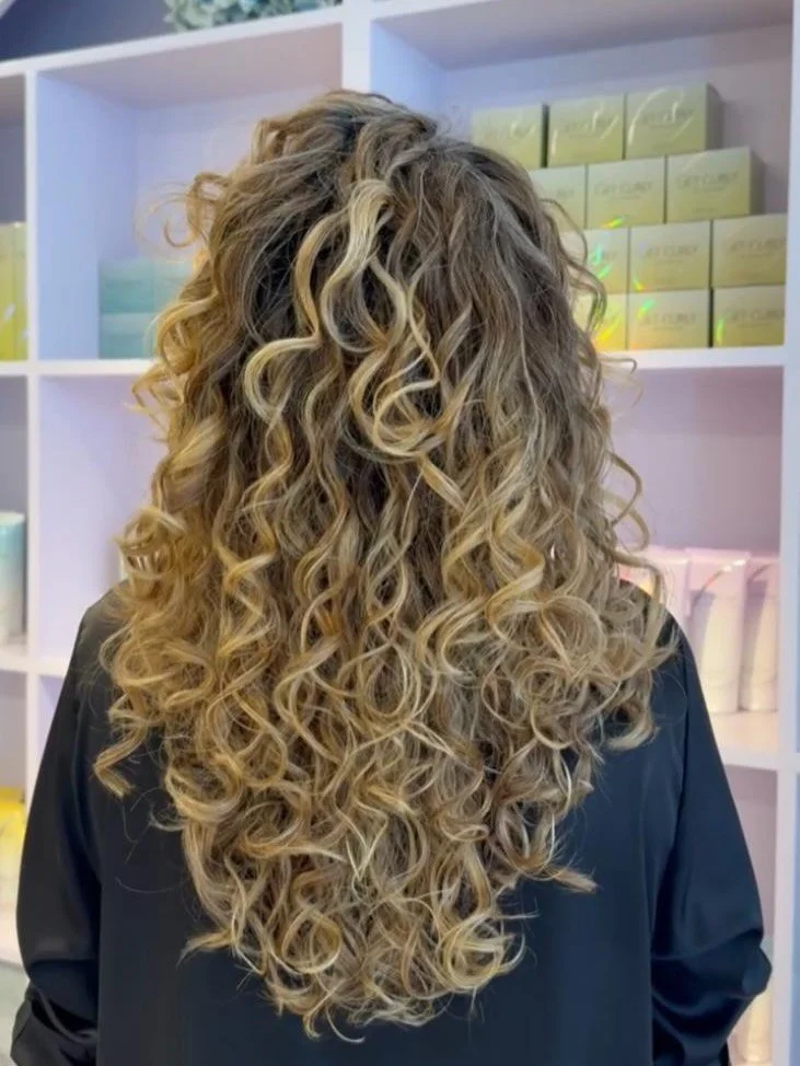 Van de Get Your Curls Back prote&iuml;ne Treatment van @getcurlyofficial tot een facial met exosomen: de Experts of Beauty nemen voor de categorie &lsquo;salonbehandeling&rsquo; met liefde plaats in de behandelstoel. Never a dull moment ✨

Swipe voor