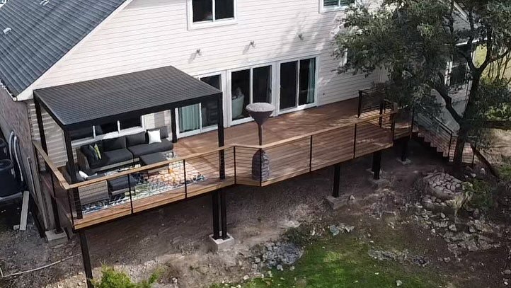 New deck, new pergola, new clean look! 

Decking: Ipe with hidden fasteners @camodeckfasteners 
Framing: Fortress Evolution Steel @fortressbldgproducts 
Railing: Powder-coated steel with Ipe cap

@timbertownaustin #austindeckcompany #outdoorliving #c