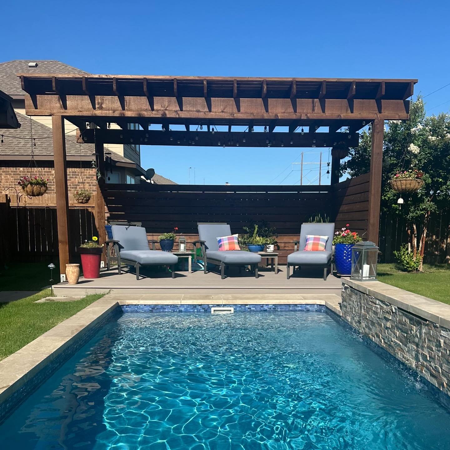 Feels like summer ☀️😎⛱️ 

#outdoorliving #poolside #pergola #austindeck