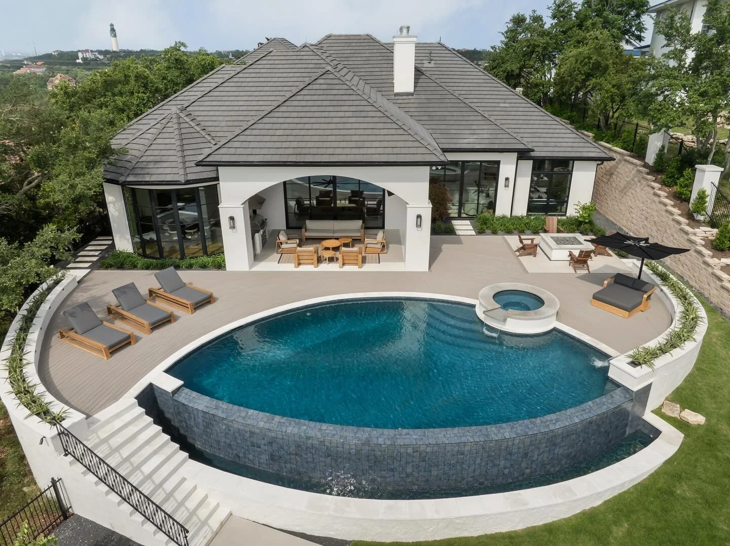 When @realtyrestoration.designbuild and @austindeckcompany join forces, you end up with something spectacular! We absolutely love this curved deck project and the industry agrees- the deck has received numerous awards for its impressive design, creat