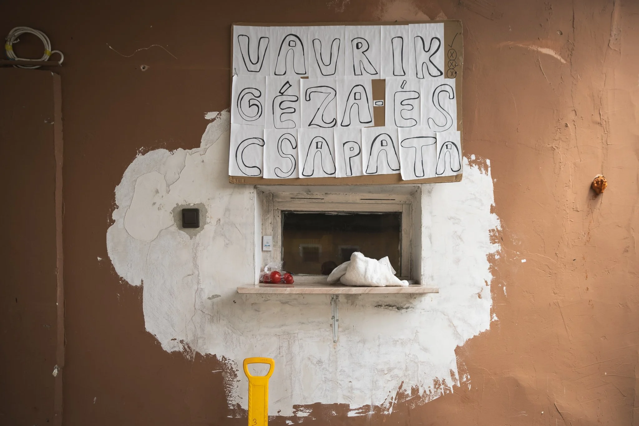 Hand-drawn campaign poster with the CiKöSz candidate on the wall of the local national tobacco shop.