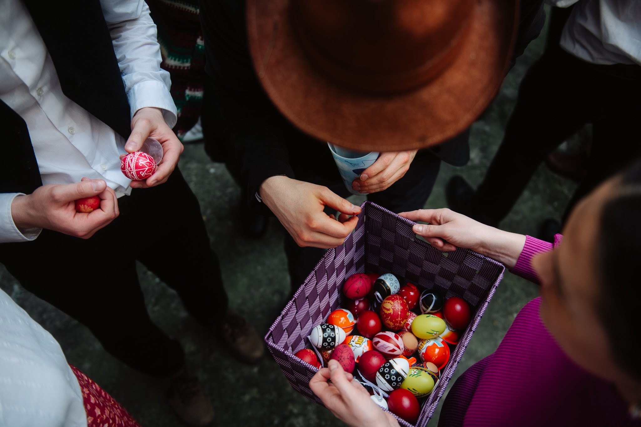 The boys are receiving their reward: the girls prepared some beautifully painted eggs for them.