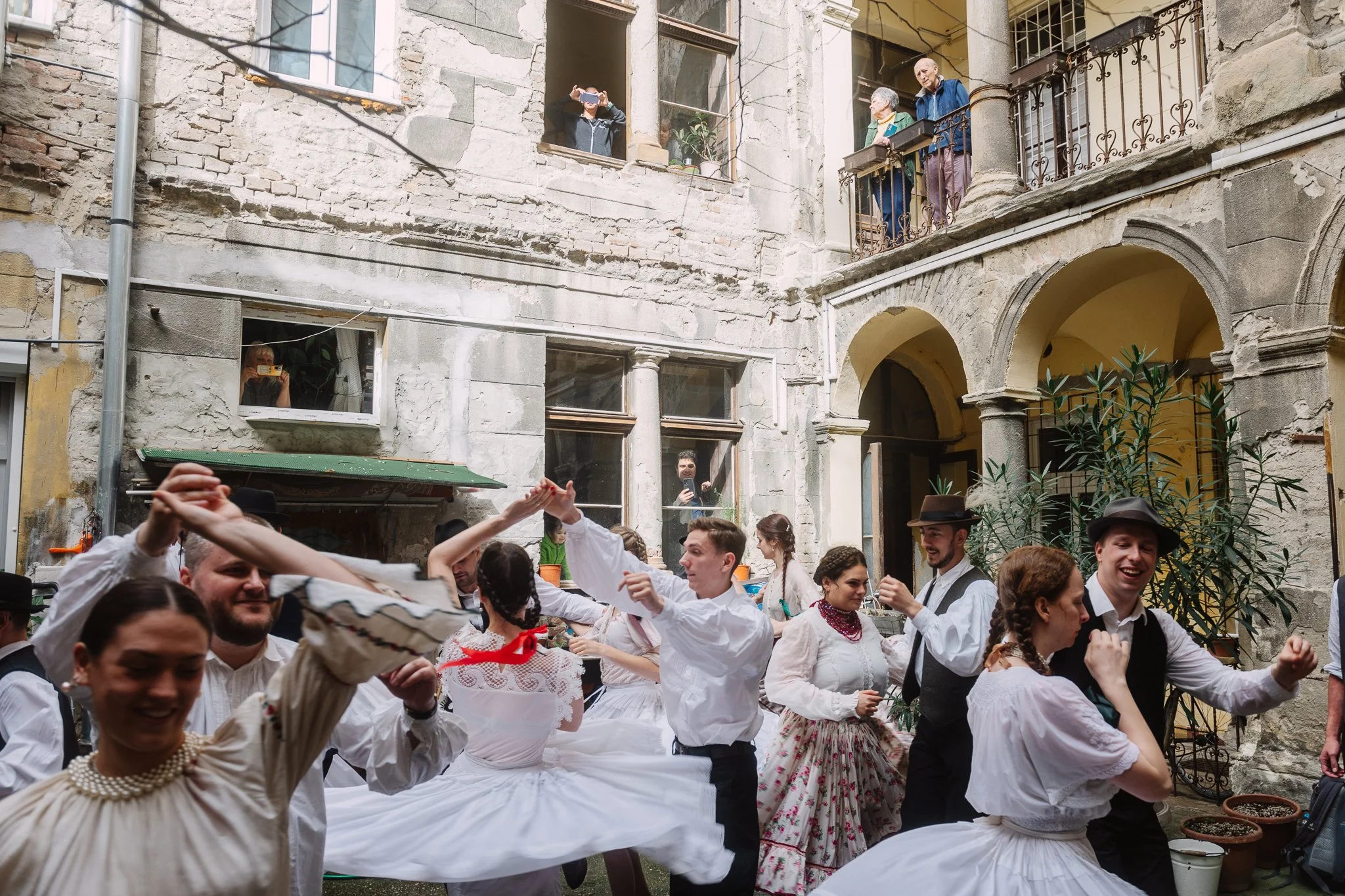 After the sprinkling, they returned to the dance floor. Now they're dancing "mezőségi csárdás", a Hungarian folk dance from Transylvania. Even the residents ran out at the strange sounds, they had never seen anything like it in their house.