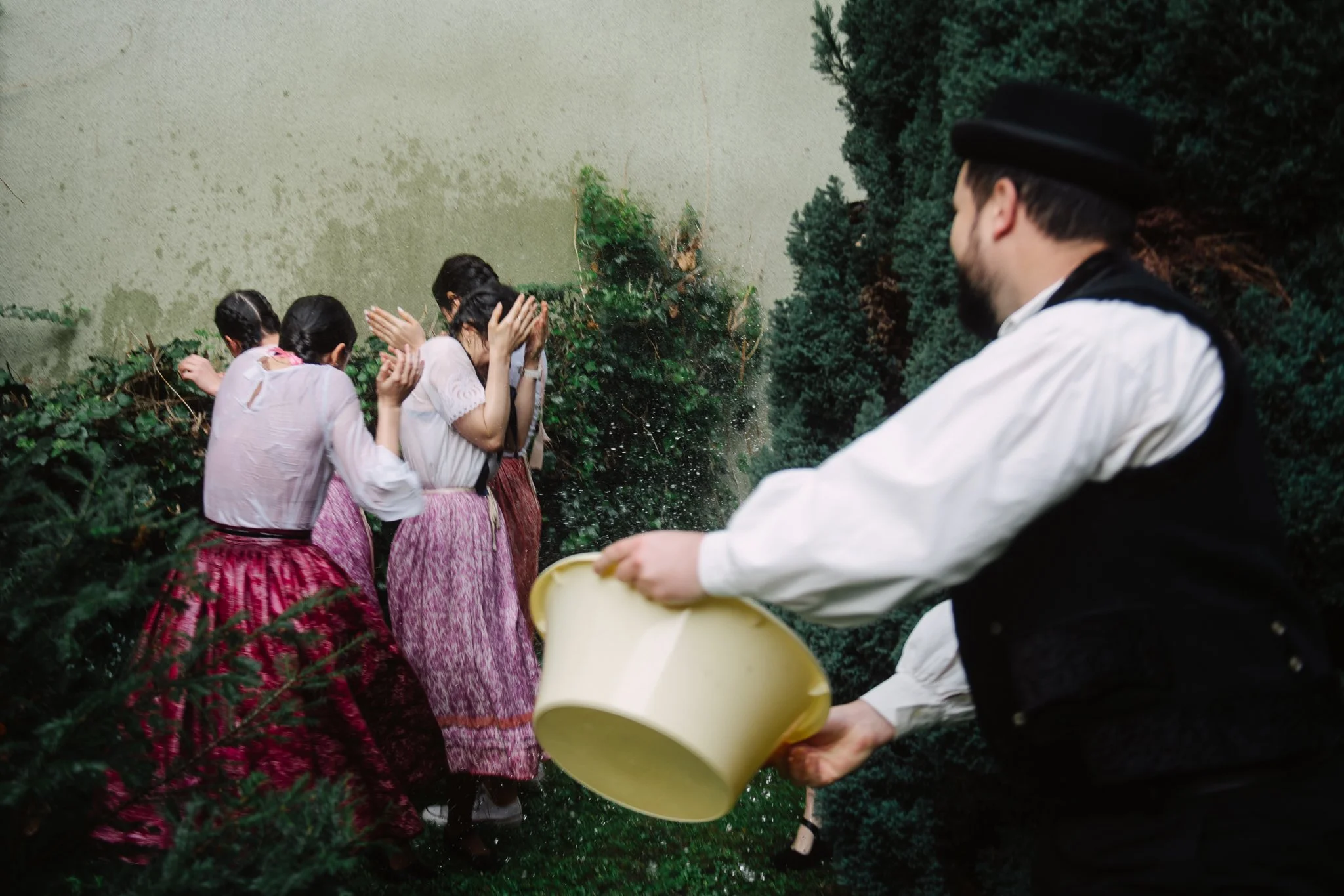 Sprinkling. Although nowadays many use eau de cologne for sprinkling, out of gentleness, the classical material is water, a lot of water.
