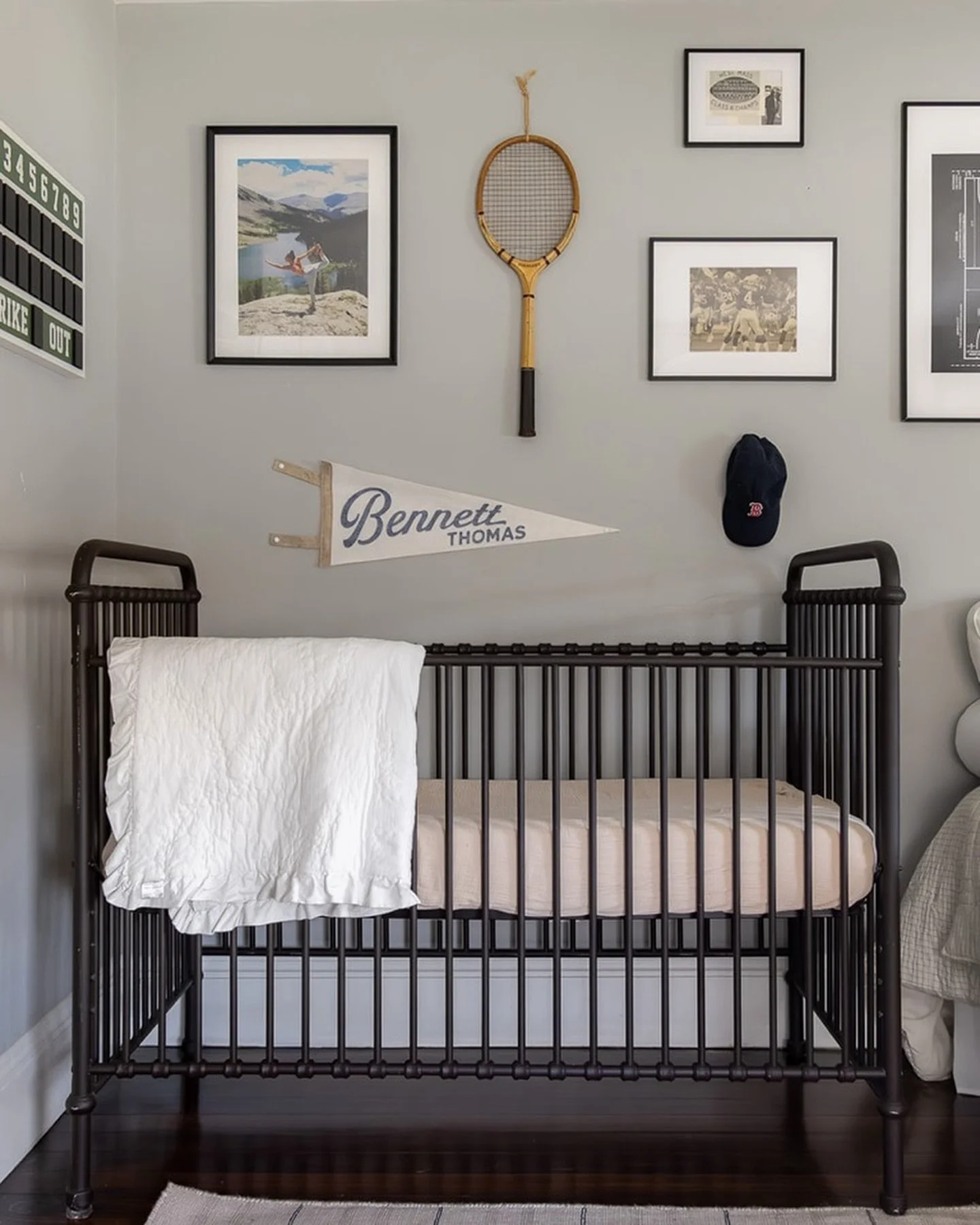 This gallery wall was cute in theory. Came into a baby in a baseball cap with a tennis racket this morning. 🫢🧢

Curated: @thepleasanthomeco 
Photographed: @marinaporl