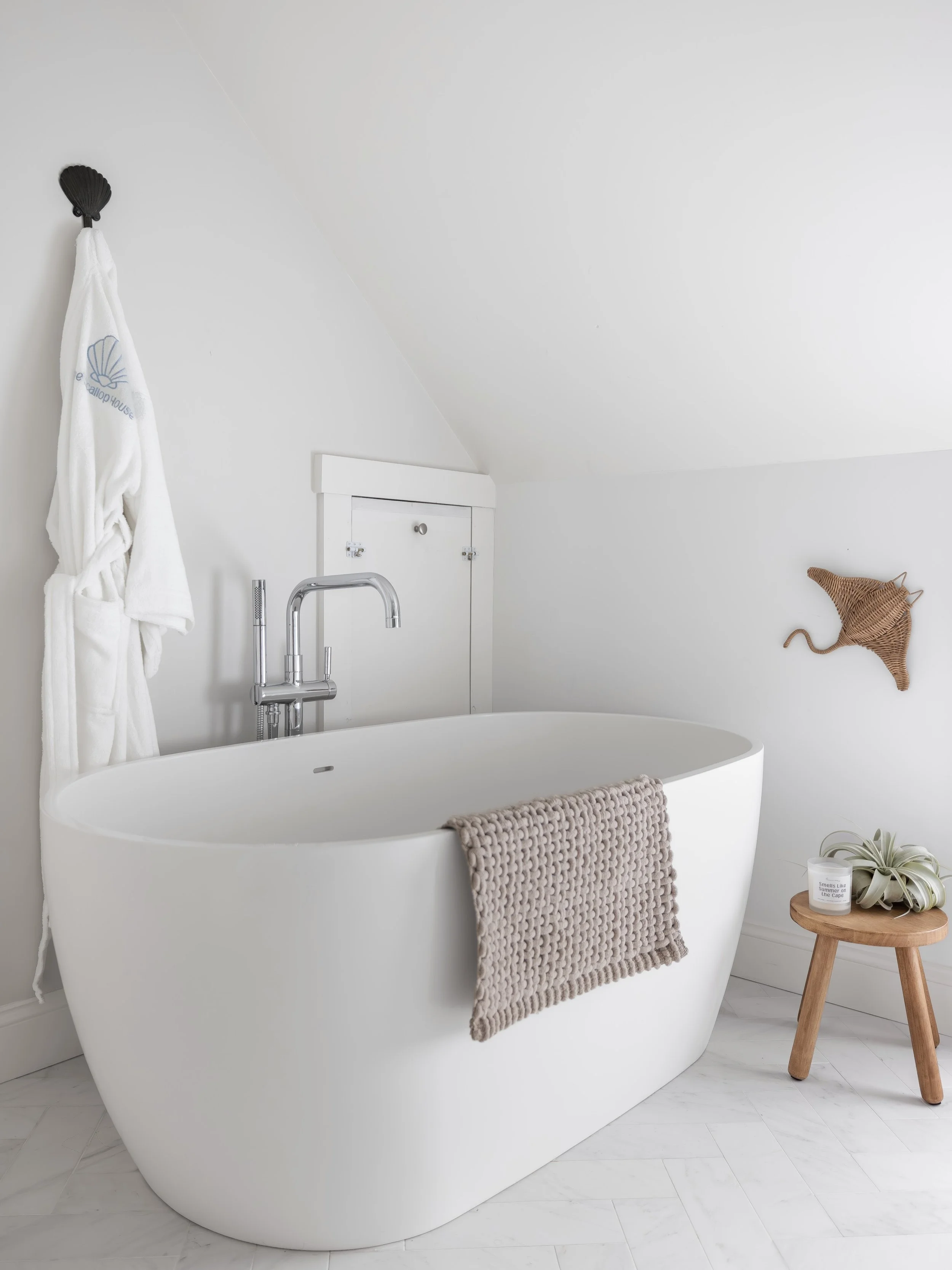 Never been a bath girl, but if I were ever going to become one, it would definitely be at the Scallop House. Even if it&rsquo;s just for an excuse to try out these custom luxury robes we gifted our clients as a little thank you 🤍 

@thepleasanthomec