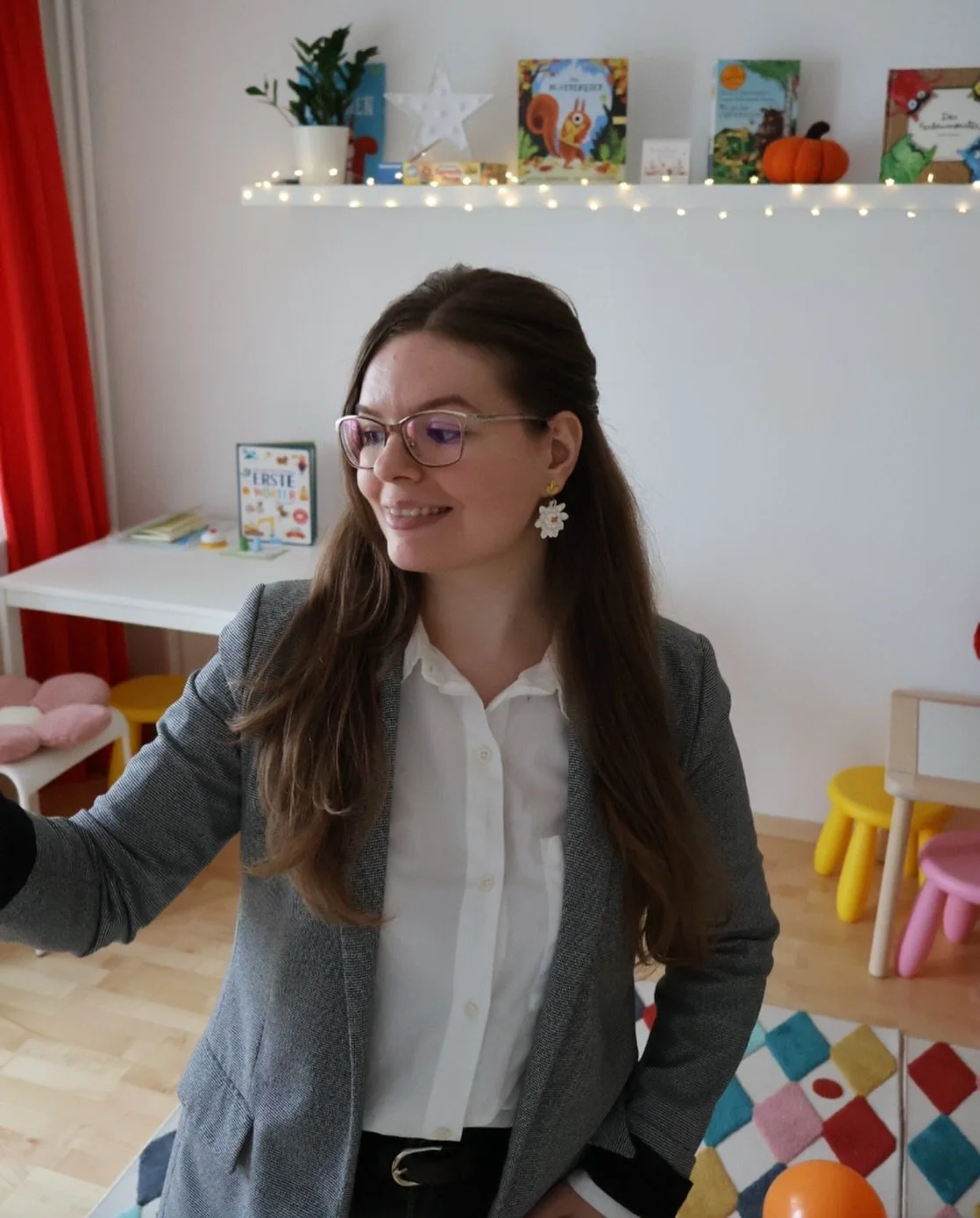 Hallo! Poate nu mulți știți că Wonderversity a fost fondată din dragoste pentru copii și din pasiune pentru limba și cultura germană.

Cu peste 11 ani de experiență didactică, 3 burse de cercetare și de studiu &icirc;n Germania și prin prisma celor 4