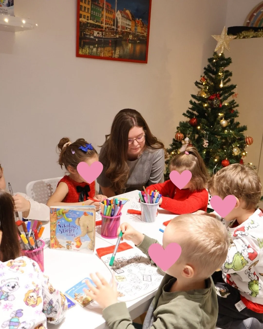 ✨ Der Nikolaus ne-a umplut inimile de bucurie și magie ✨

🏰 La atelierele distractive de limba germană, i-am aflat povestea și am &icirc;nvățat o poezie, pentru a ne dezvolta vocabularul, dar și pentru a ne &icirc;mbunătăți pronunția și intonația. 
