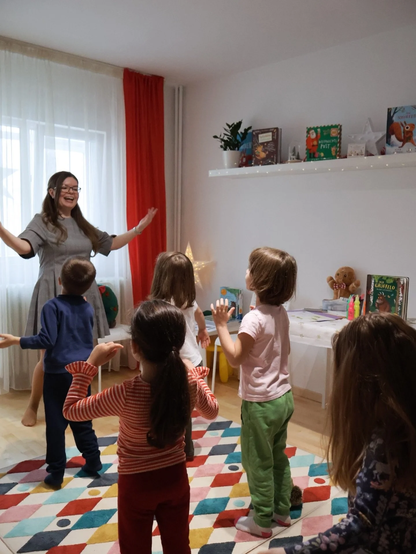 Cu z&acirc;mbetul pe buze, ne pregătim să &icirc;ncheiem o lună plină de ateliere minunate 🇩🇪🇬🇧

M&acirc;ine, chiar &icirc;nainte de primul Advent, va fi ultimul atelier din noiembrie, pe care &icirc;l așteptăm cu nerăbdare și miros de brad și sc