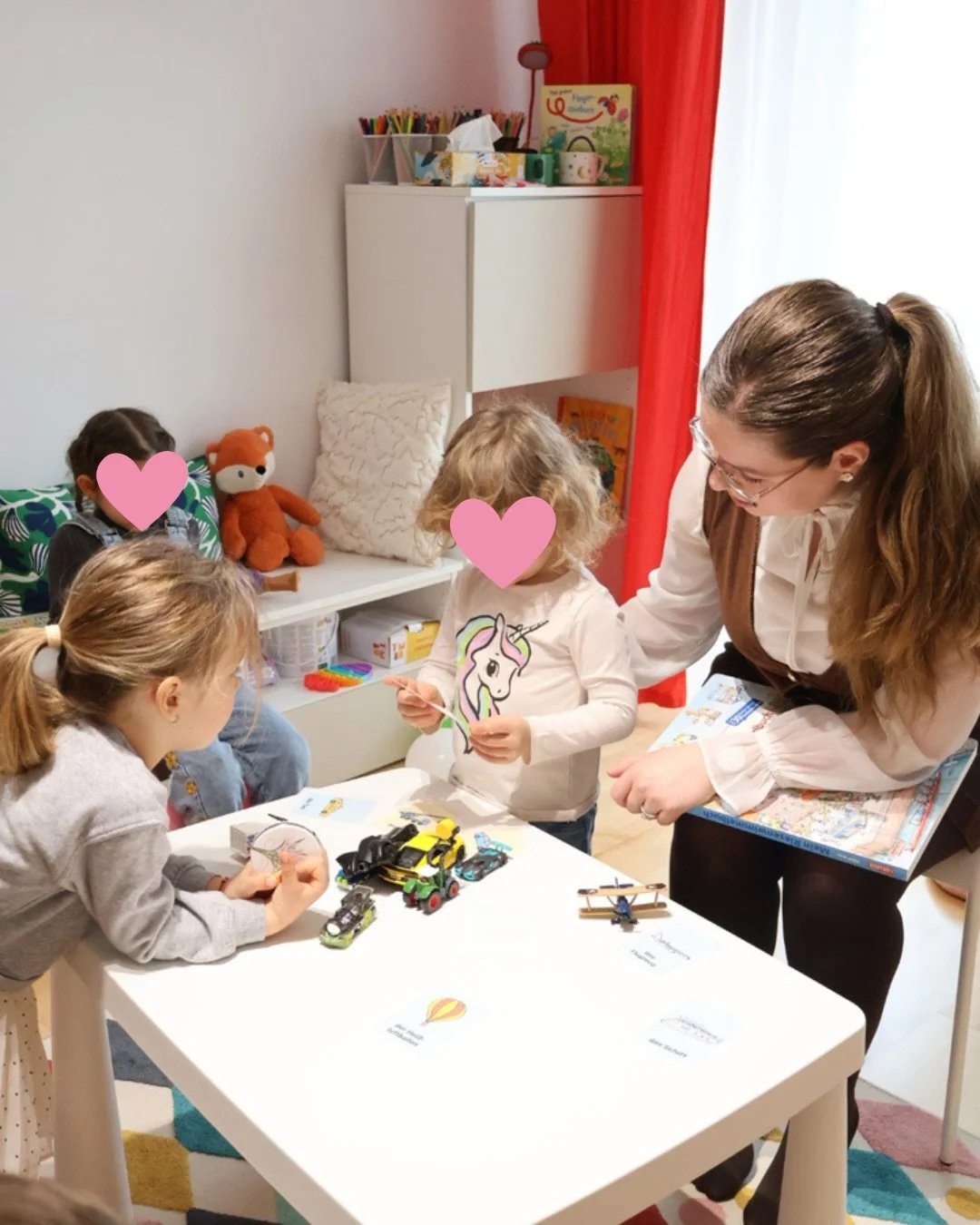 Ateliere distractive cu multe mașinuțe? Ja, bitte! 🚙

Ce mod mai plăcut de a &icirc;nvăța limba germană dec&acirc;t &icirc;mpreună, cu propriile jucării? Copiii au fost foarte receptivi și au exersat diversele mijloace de transport. ✈️⛵️🛵

Care est