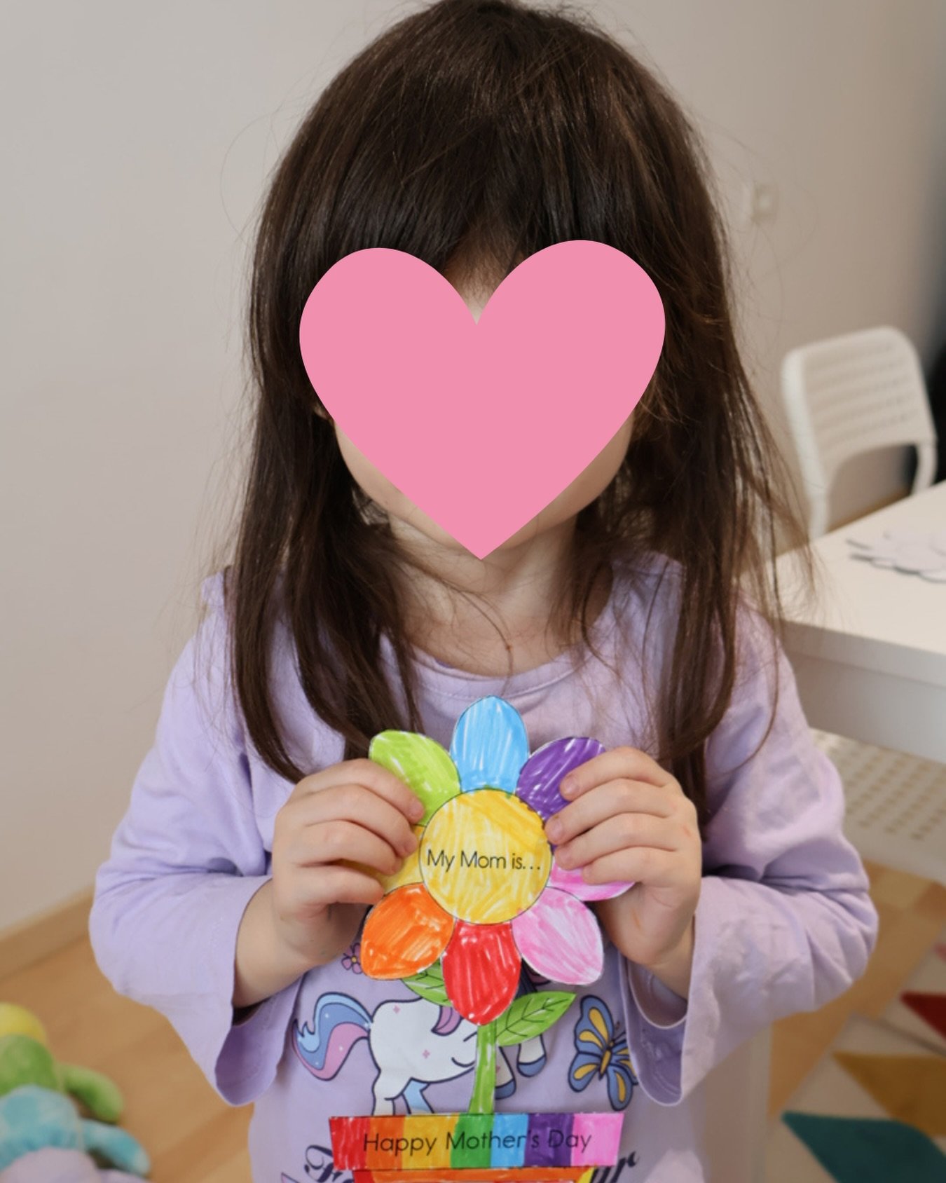 Creativitatea și exprimarea emoțiilor prin artă sunt doi piloni de bază &icirc;n dezvoltarea armonioasă a celor mici.✨

C&acirc;nd i-ați spus ultima dată mamei c&acirc;t de mult o iubiți și apreciați? 🤍