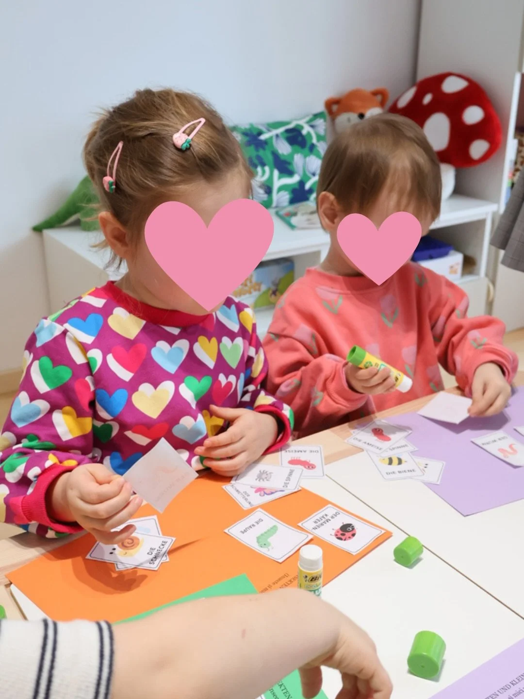 Auf der Wiese ist was los&hellip; Natura se dezmorțește, iar micile viețuitoare &icirc;și fac apariția și pe c&acirc;mpie, dar și &icirc;n vocabularul nostru de germană. 🌱🐝

Repetiția vocabularului &icirc;n diverse situații, folosindu-ne de asocier