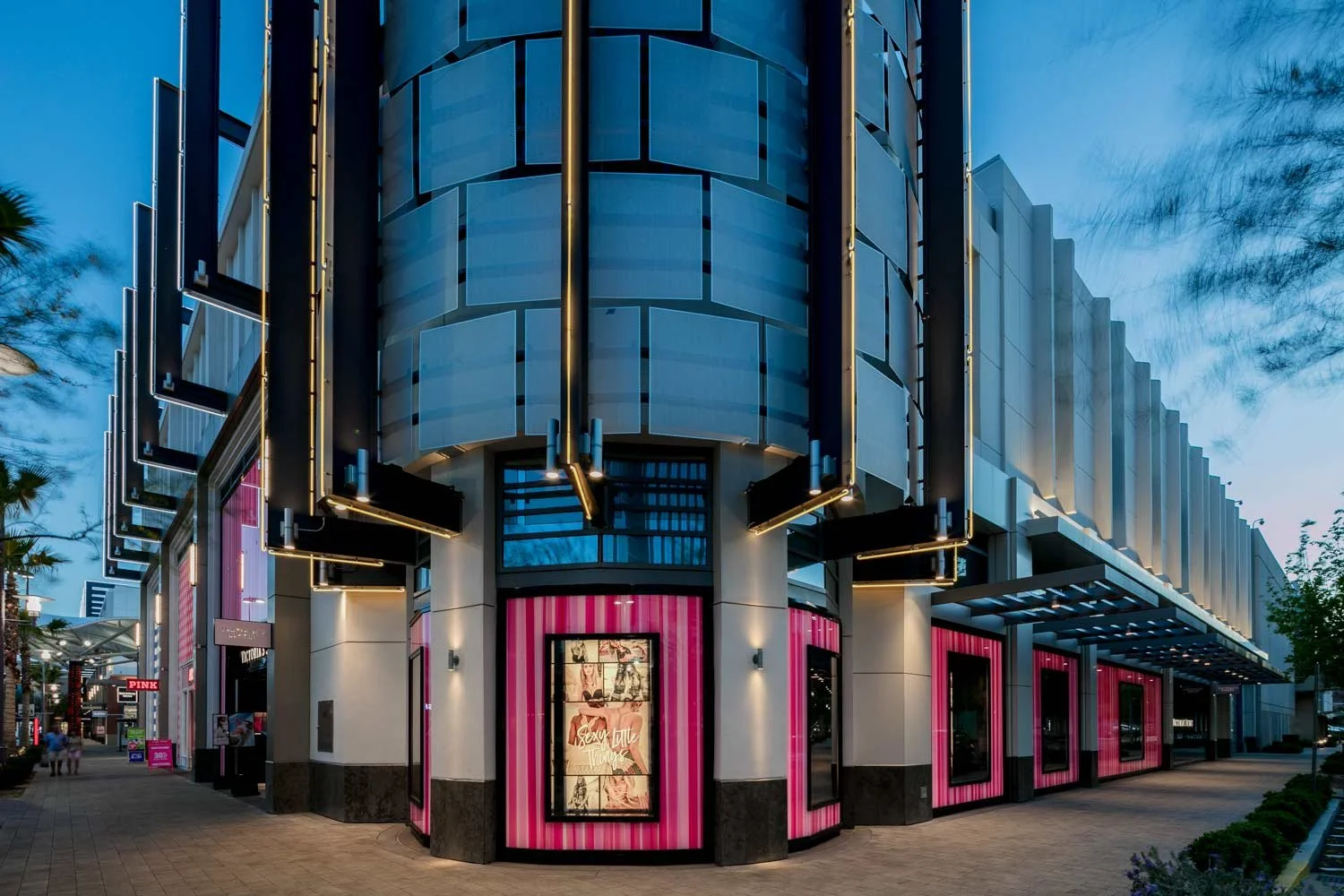 victoria-secret-las-vegas-storefront-evening-glow-unaevstudio.jpg