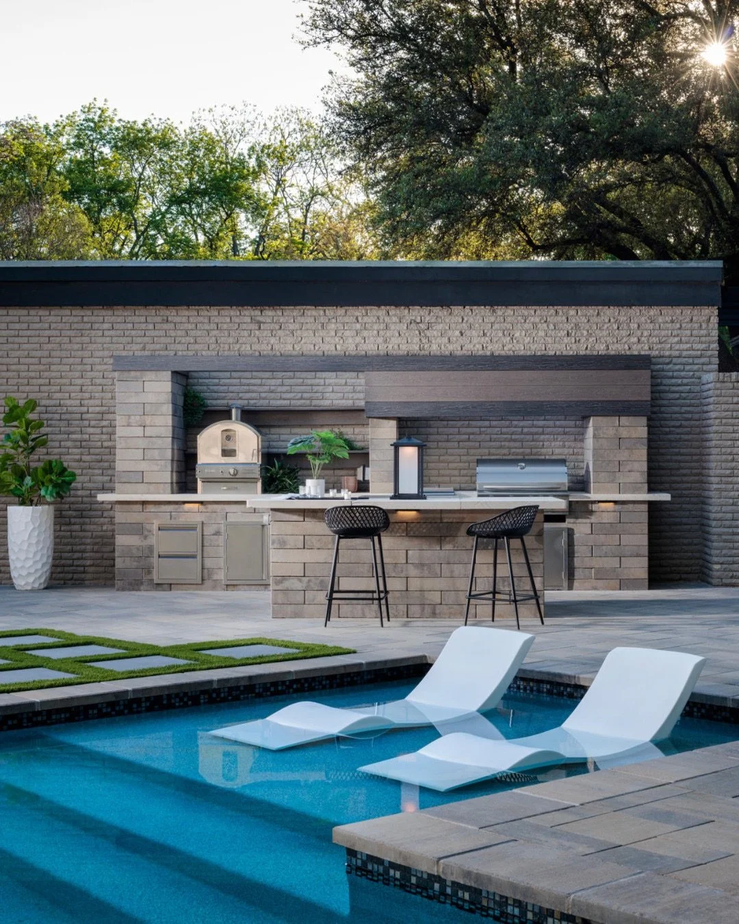 Cook, gather, and celebrate under the open sky. An outdoor kitchen transforms your backyard into the ultimate entertaining space. 

From simple grill stations to full chef-grade kitchens with pizza ovens and bars, designs can match any lifestyle. 

*
