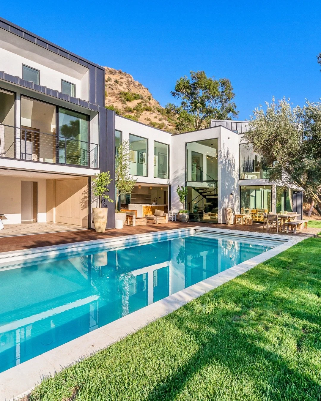 Tight yard? Go long and linear, functional for laps, relaxing, and maximizing every inch. 

*****
#SwimmingPools #LapPools #LinearPools