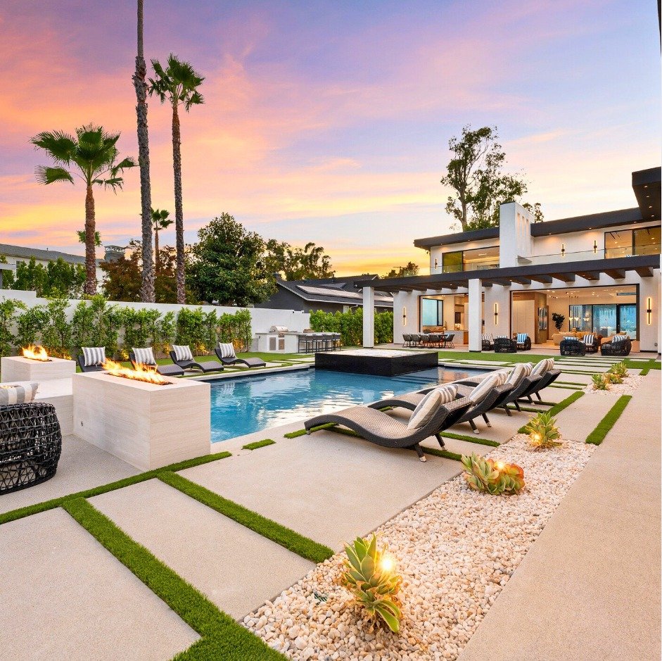 Transform your basic swimming pool into a stunning, year-round oasis with low-maintenance landscaping. Incorporate vibrant plants, elegant hedges, decorative rocks, and other natural elements into your pool design to enhance its beauty and create a r