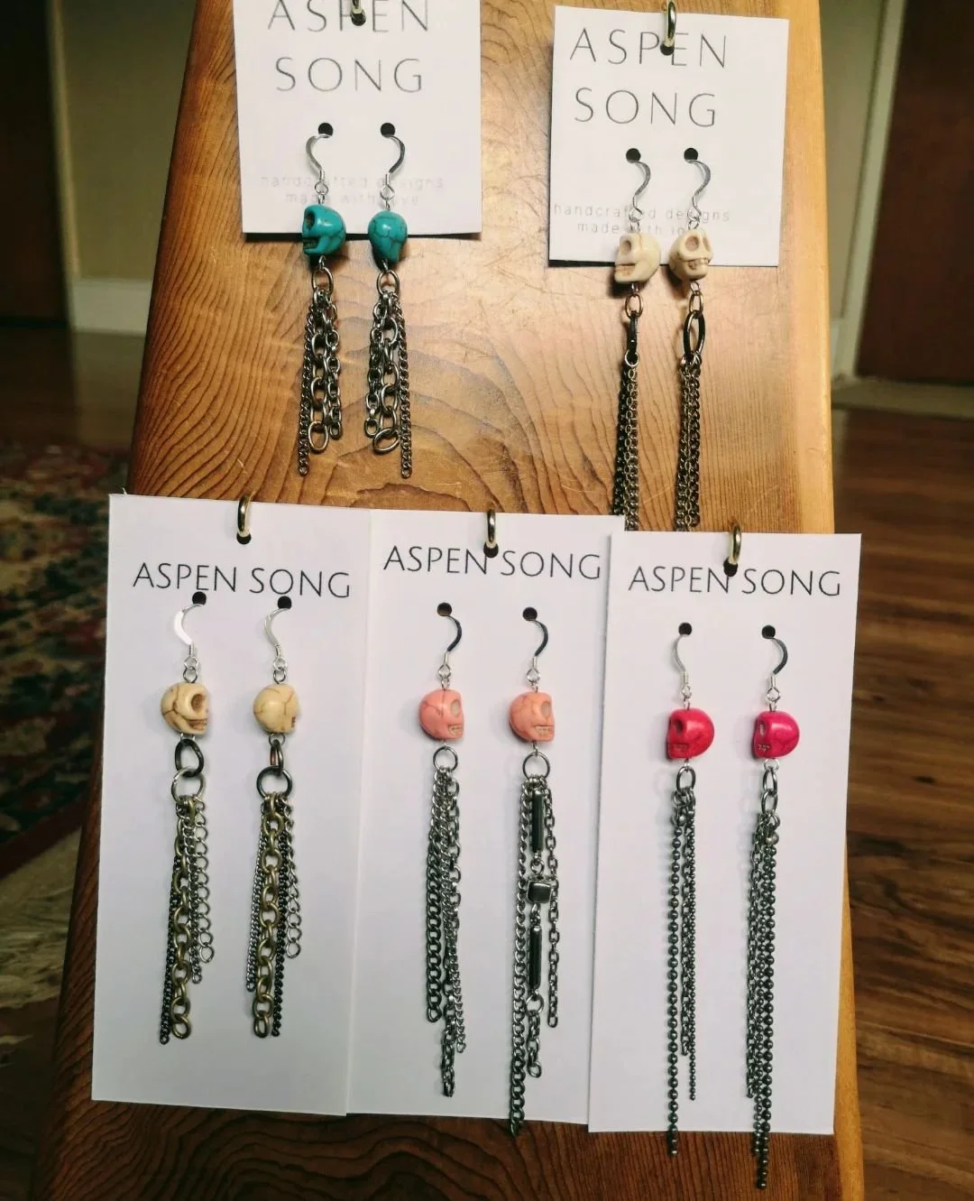 A little late for Hallowe'en, but never too late for adding spooky flare to one's outfit. 

#skullearrings #upcycled #upcycledjewelry #aspensong #handmade