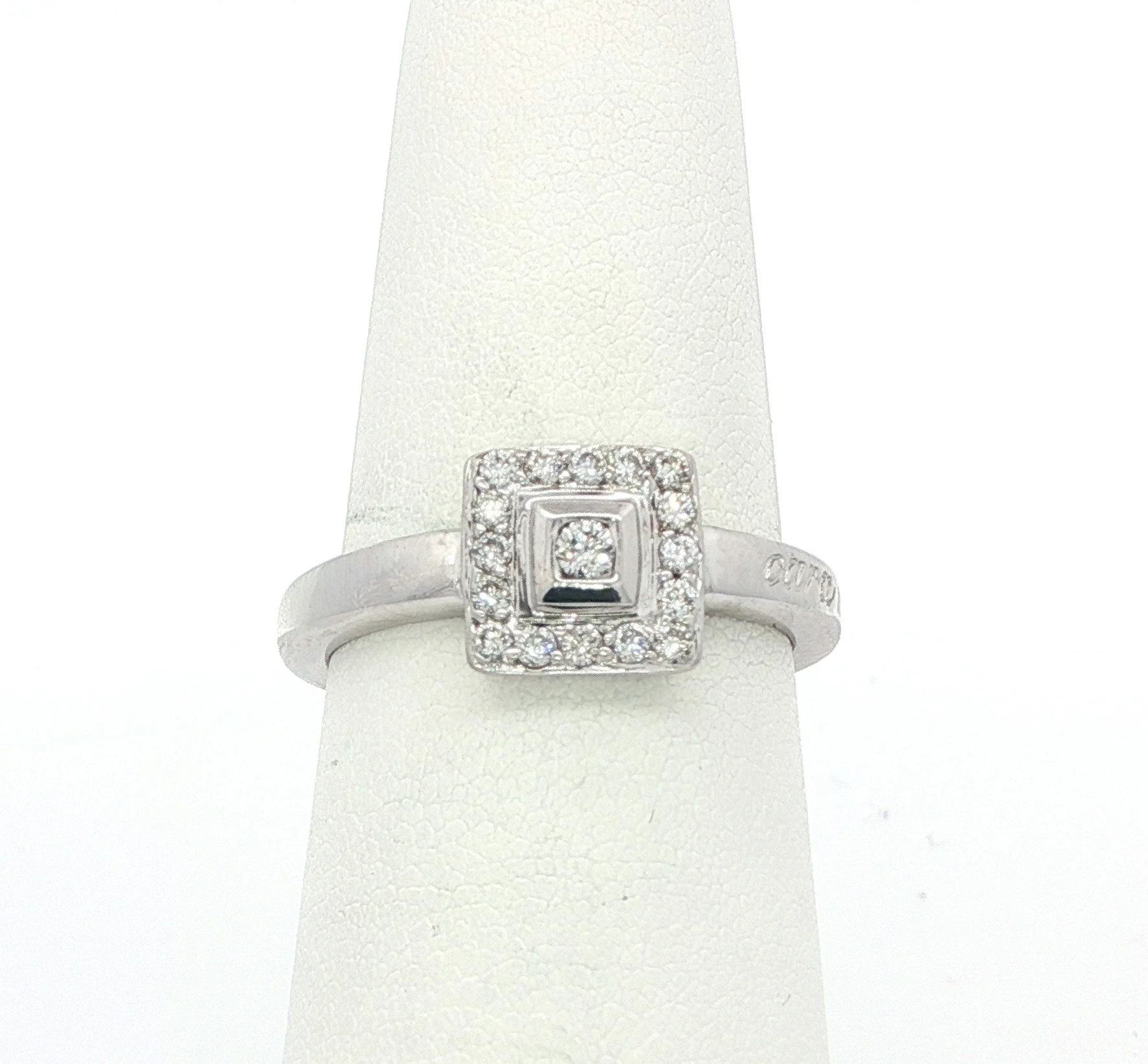 18k White Gold Diamond Fashion Ring
