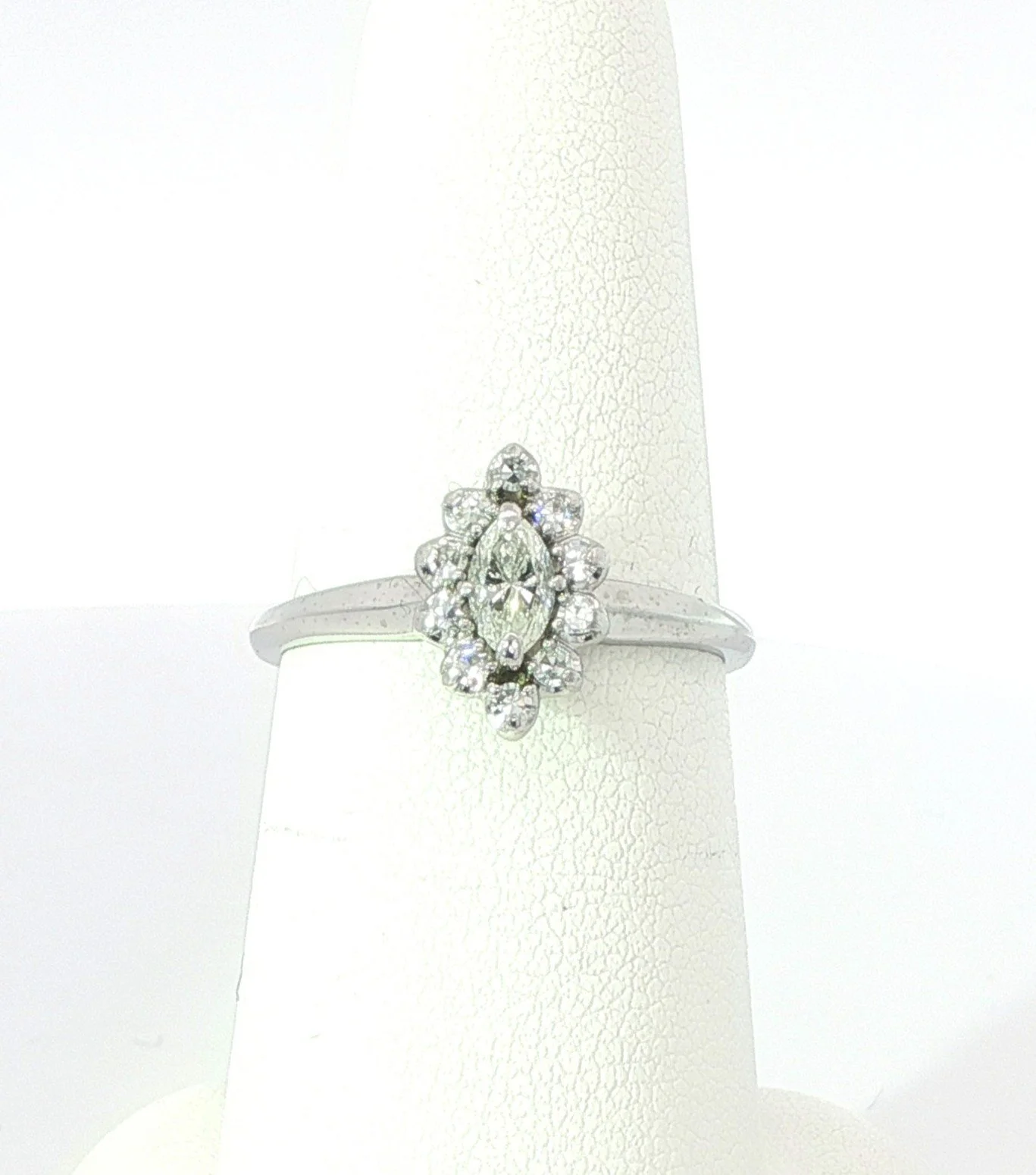 18k White Gold Ladies Fashion Ring