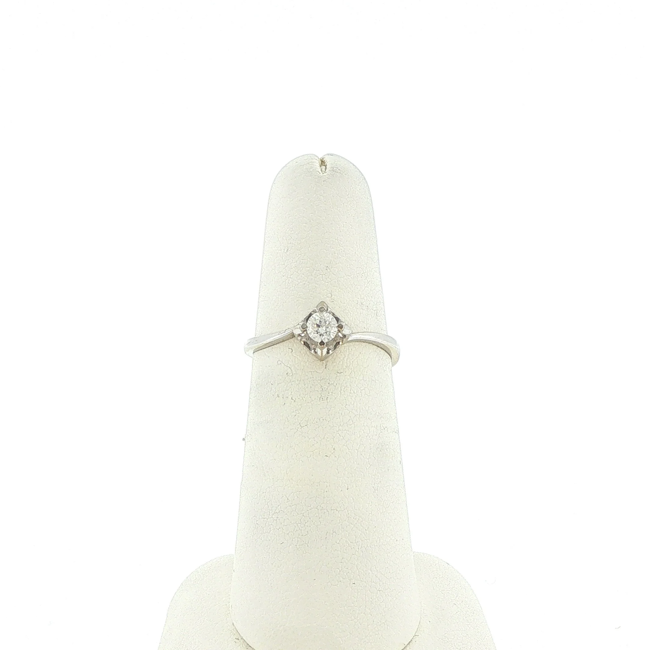 18k White Gold Round Diamond Solitaire