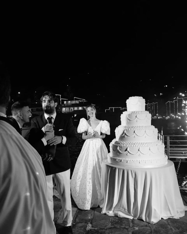 A perfect glam wedding in Portofino, between lights, fireworks and Champagne 🥂 to celebrate 
Valentina &amp; Mattia 💫

Luxury wedding in Portofino - 

@valentina_gilardi 
@_carolinasandoval_ 
@giordanobenacci 
@wavefilm_ 

#italianwedding #italianw